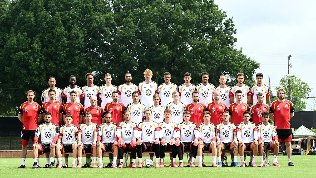 Deutsches Teamfoto mit 27 Spielern und Jonas Urbig in der vorderen Reihe (5vr).
