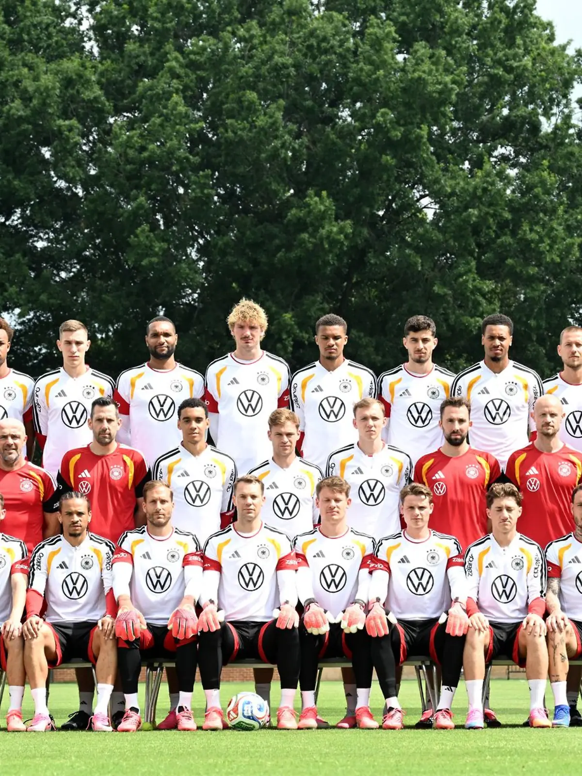 Bild zu: "Warum Torwart Urbig für ein Novum auf dem WM-Teamfoto sorgt"