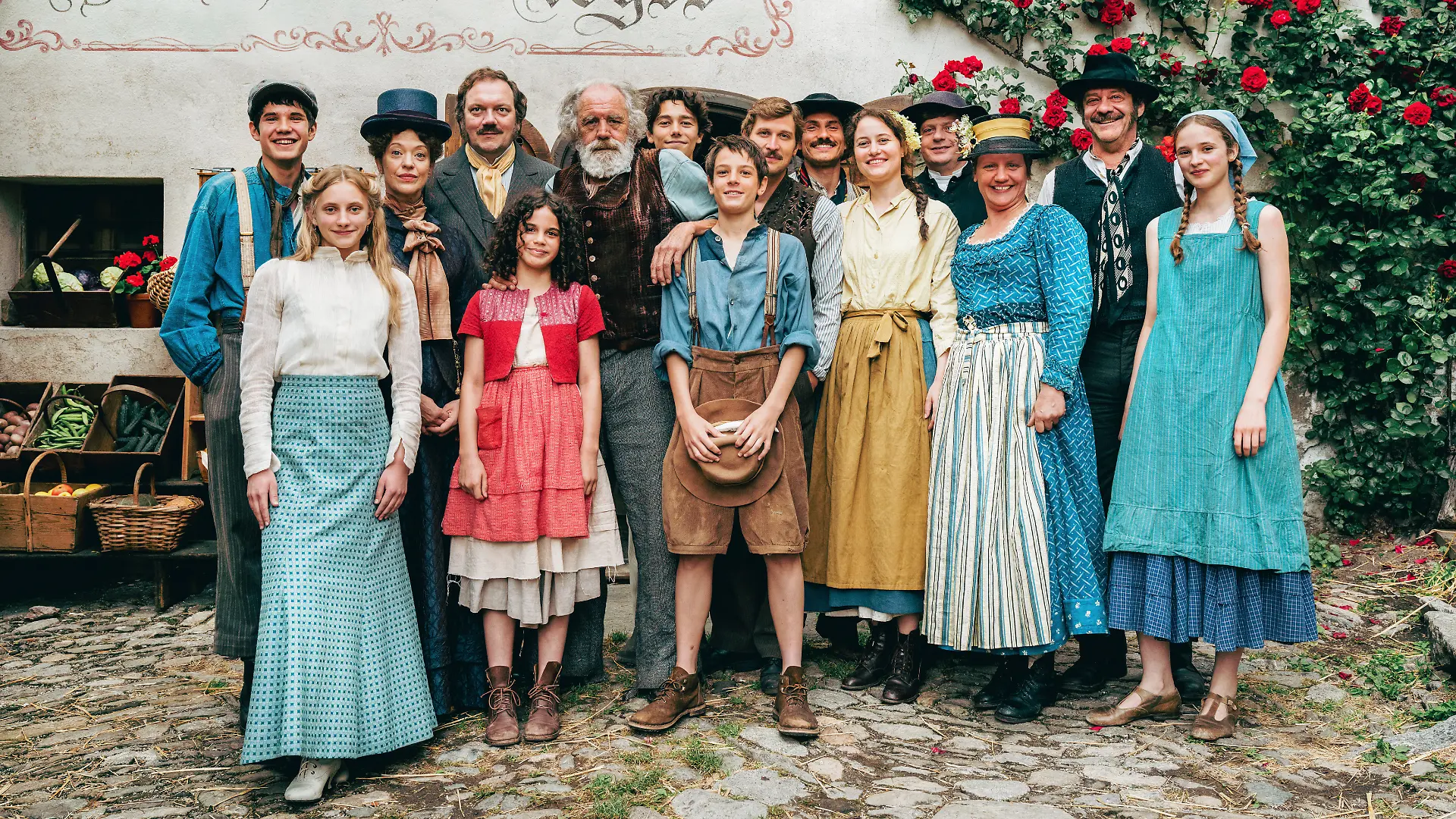 Neue Abenteuer mit hochkarätiger Besetzung! V.l.: Mael Gallati (spielt Urs), Lotte Engels (spielt Klara), Heike Makatsch (spielt Fräulein Rottenmeier), Charly Hübner (spielt Herr Sesemann), Neah Hefti (spielt Heidi), Christian Kohlund (spielt Alpöhi), Ron Antony Renzenbrink (spielt Leopold), János de Weck (spielt Peter), Matthias Britschgi (spielt Wyss), Nicola Perot (spielt Toni), Dominique Devenport (spielt Peters Mutter Brigitte), Philippe Graber (spielt Pfarrer Martin), Laila Nielsen (spielt Dorli), Roeland Wiesnekker (spielt Tanner), Selina Furrer (spielt Lisi)
+++ Die Verwendung des sendungsbezogenen Materials ist nur mit dem Hinweis und Verlinkung auf RTL+ gestattet. +++