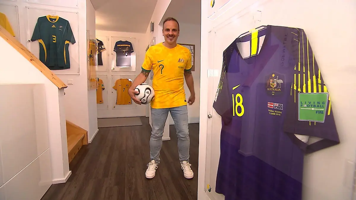 Dennis (43) sammelt Australientrikots Shirts sollen bei WM helfen