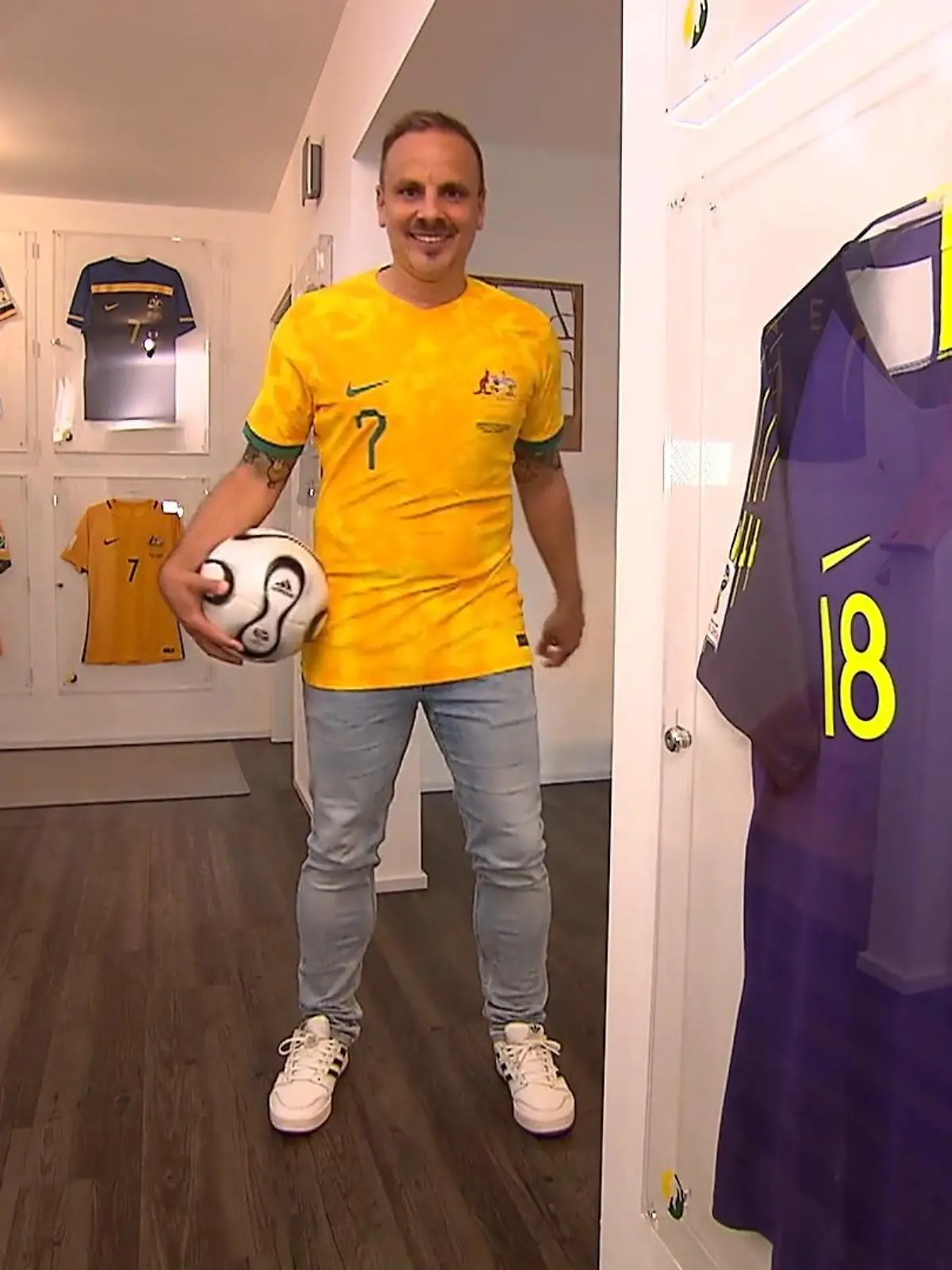 Bild zu: "Dennis (43) sammelt Australientrikots"
