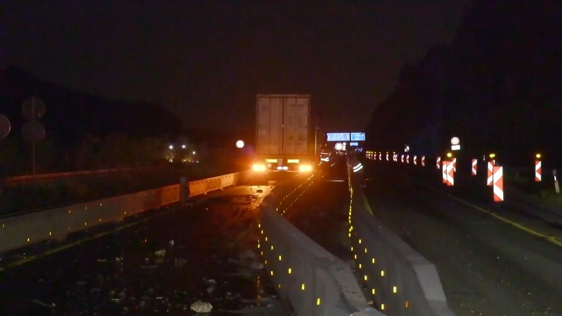 Verkehrschaos durch Lasterunfall auf A4 Brummi-Crash in Köln