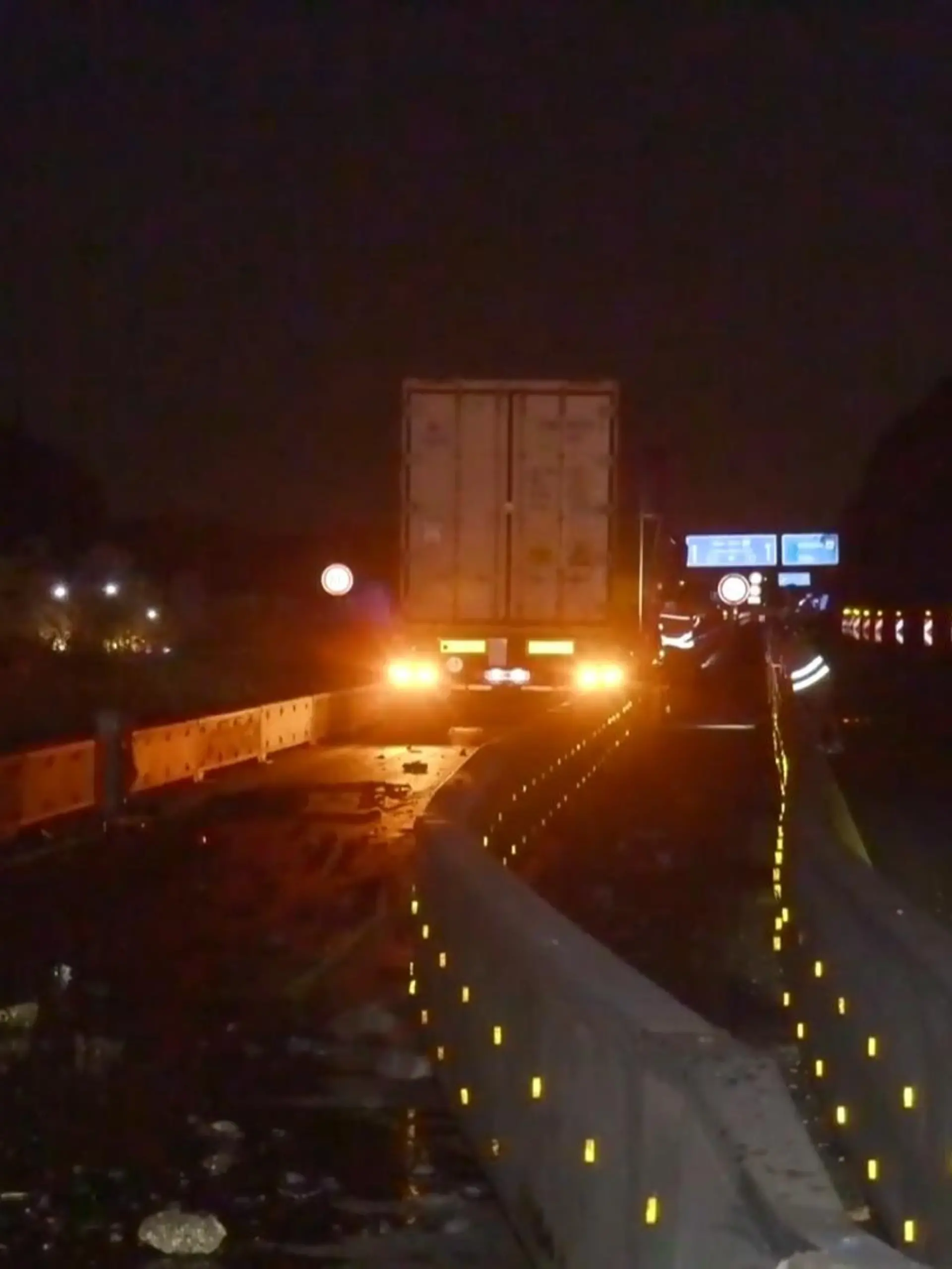 Bild zu: "Verkehrschaos durch Lasterunfall auf A4"