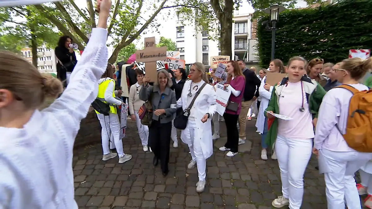 Protest gegen geplante Gesundheitsreform Symbolischer Trauerzug in Neuss