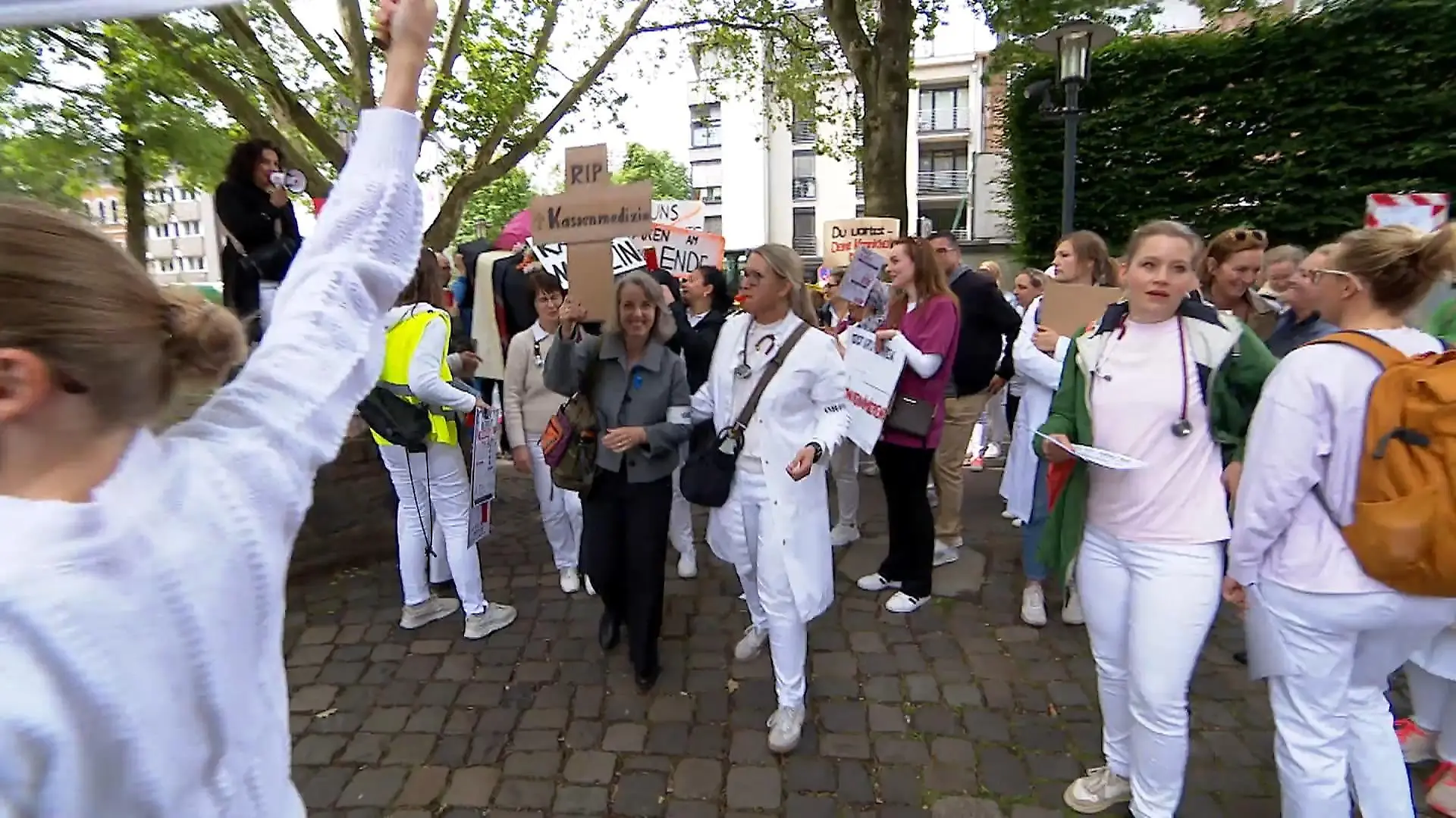 Protest gegen geplante Gesundheitsreform Symbolischer Trauerzug in Neuss