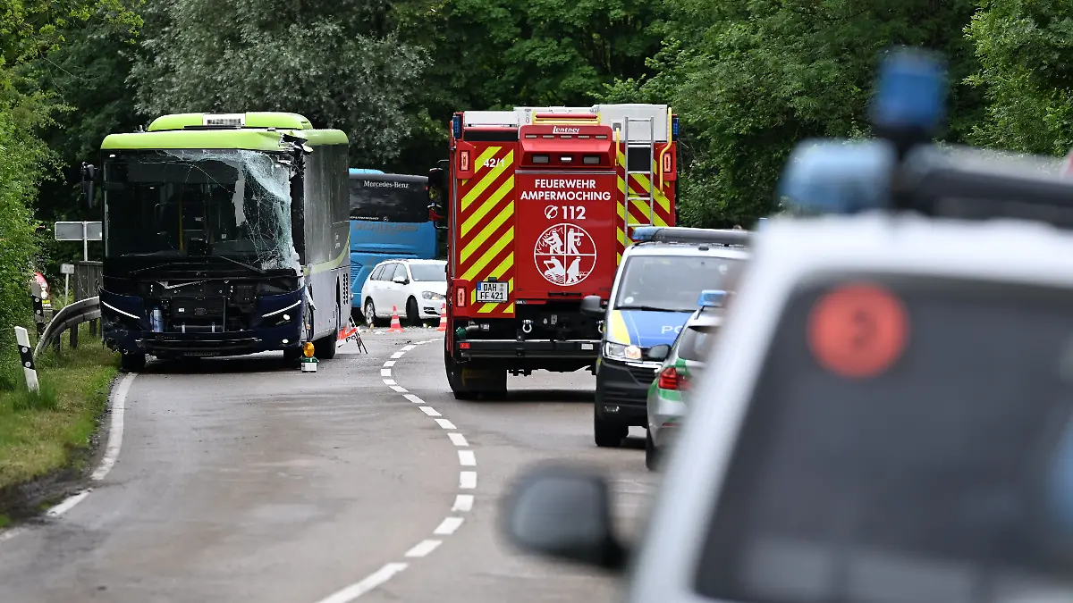 Ein Linienbus steht nach einem Zusammenstoß mit einem anderen Bus beschädigt auf der Straße.