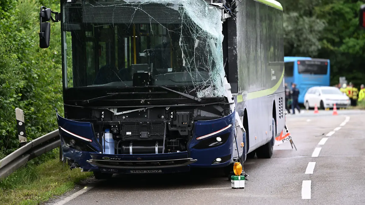 Bei dem Zusammenstoß zweier Busse im Münchner Norden werden viele Kinder verletzt – ein Zweitklässler kommt bei dem Unfall ums Leben.
