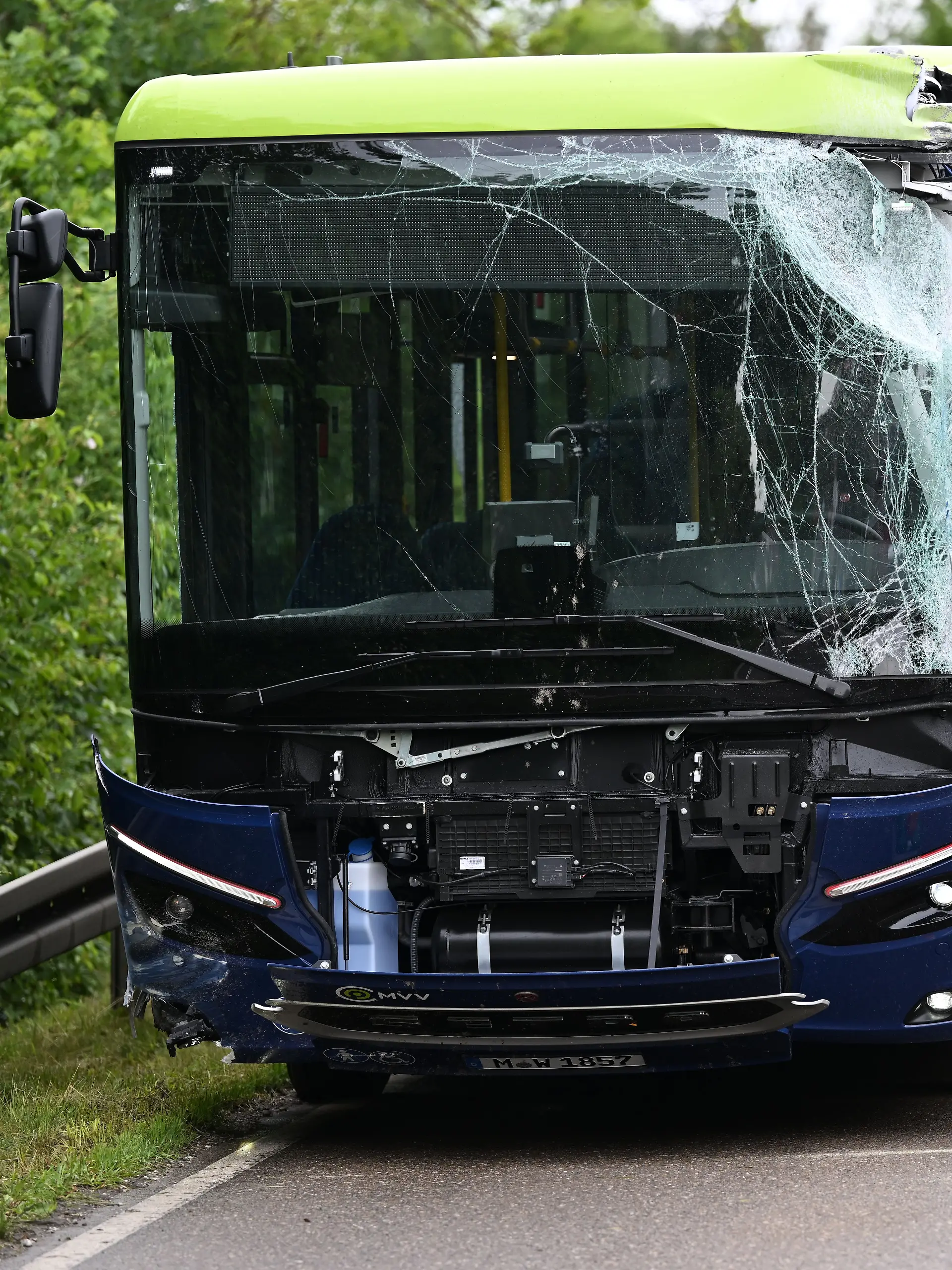 Bei dem Zusammenstoß zweier Busse im Münchner Norden werden viele Kinder verletzt – ein Zweitklässler kommt bei dem Unfall ums Leben.