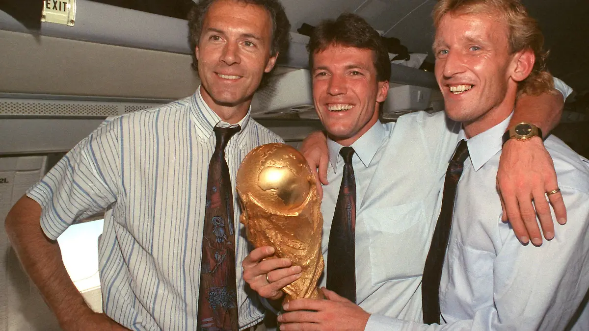 Wohin ein Traumstart ins Turnier führen kann, bewiesen Franz Beckenbauer, Lothar Matthäus und Andreas Brehme (vl) 1990 in Italien. (Archivbild)