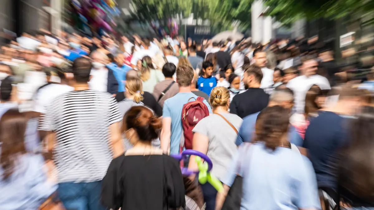 10.07.2021, Hessen, Frankfurt/Main: Zahlreiche Menschen bevölkern am Nachmittag die Fußgängerzone auf der Zeil in der Innenstadt. Frankfurt weist mit einer 7-Tage-Inzidenz von über 20 bei den größten deutschen Städten die meisten Infektionen auf. (Aufnahme mit Zoomeffekt) Foto: Frank Rumpenhorst/dpa +++ dpa-Bildfunk +++