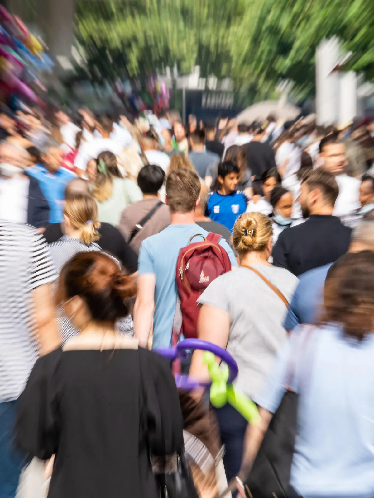 10.07.2021, Hessen, Frankfurt/Main: Zahlreiche Menschen bevölkern am Nachmittag die Fußgängerzone auf der Zeil in der Innenstadt. Frankfurt weist mit einer 7-Tage-Inzidenz von über 20 bei den größten deutschen Städten die meisten Infektionen auf. (Aufnahme mit Zoomeffekt) Foto: Frank Rumpenhorst/dpa +++ dpa-Bildfunk +++