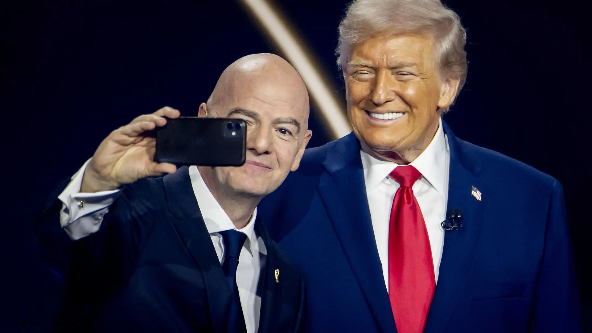 2025-12-05 18:54:35 WASHINGTON FIFA-Präsident Gianni Infantino macht während der Auslosung der Weltmeisterschaft 2026 in den USA ein Selfie mit Präsident Donald Trump. ANP KOEN VAN WEEL