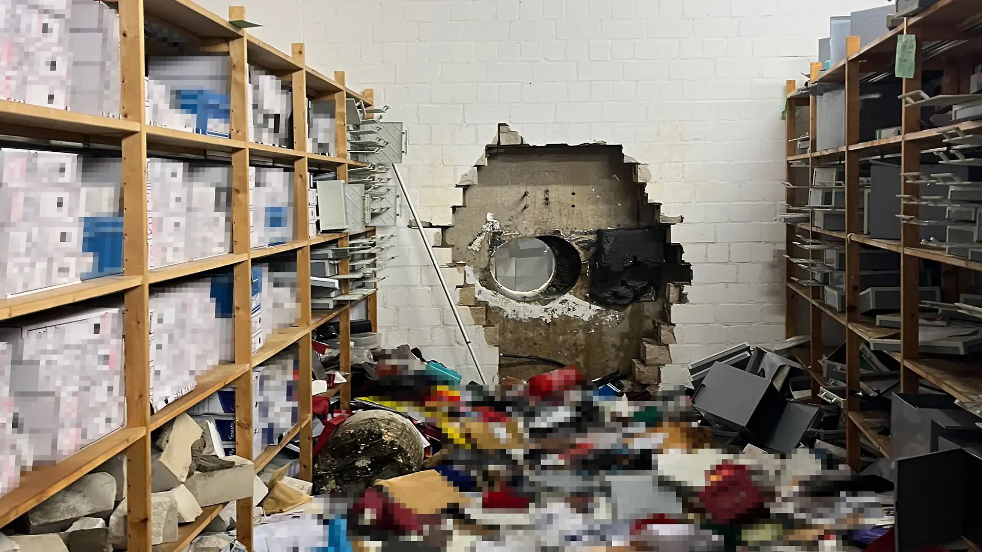 Ein großes Loch ist in der Wand des Tresorraums einer Sparkasse zu sehen. (zu dpa: «Erste Entschädigungen nach Sparkassen-Einbruch gezahlt») +++ dpa-Bildfunk +++