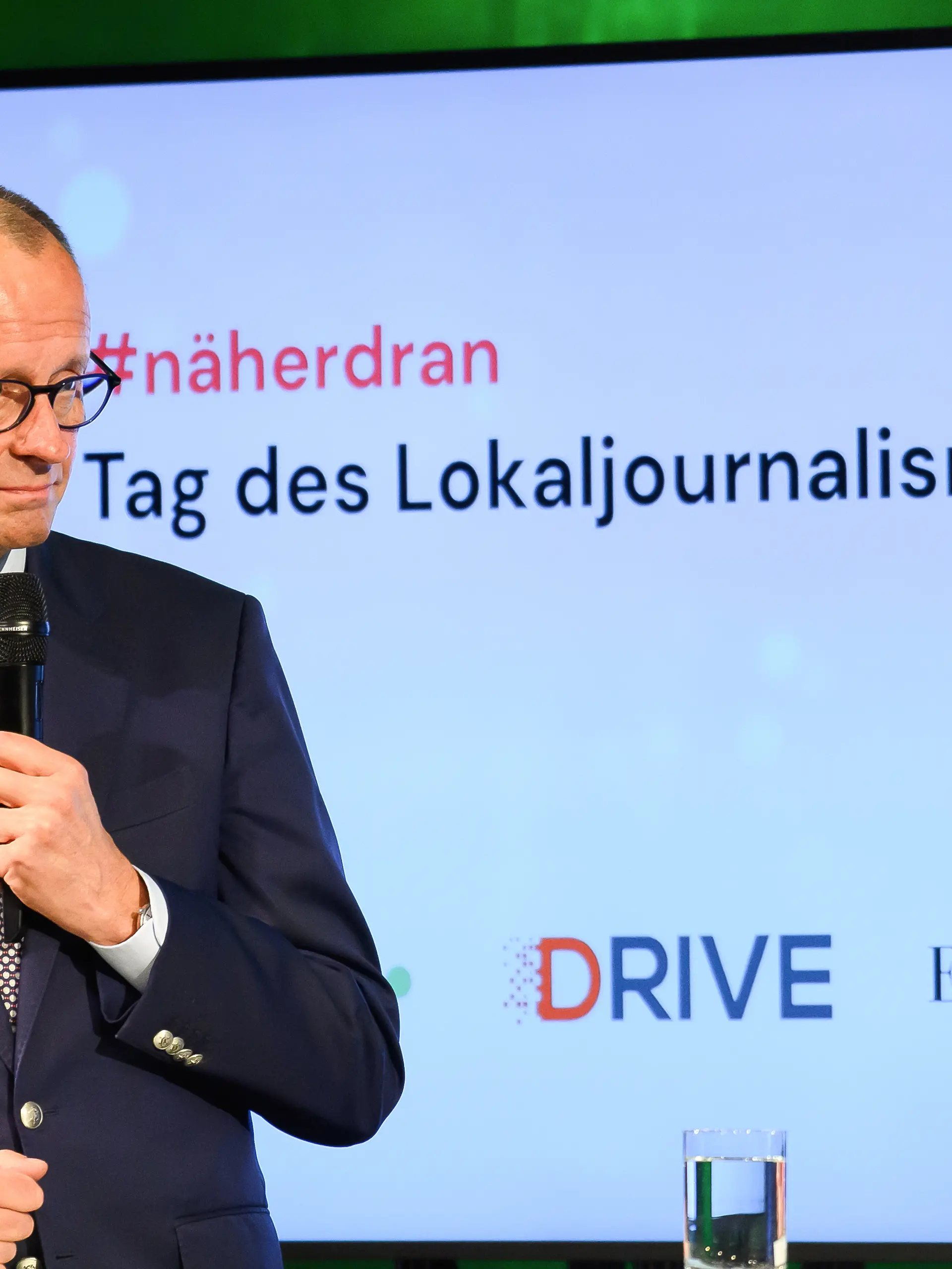 Bundeskanzler Friedrich Merz (CDU) spricht im Kulturhaus von Salzwedel zu den Teilnehmern vom «Tag des Lokaljournalismus». Lokalzeitungen und Medienhäuser luden Leserinnen und Leser zu einem Dialog mit dem Bundeskanzler ein. Im Mittelpunkt soll ein Austausch über die Themen stehen, die Menschen vor Ort bewegen. +++ dpa-Bildfunk +++