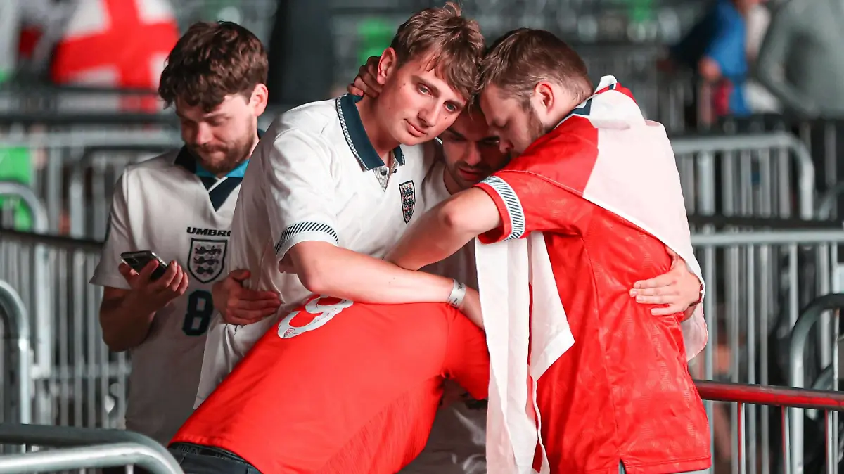 Englische Fans trösteten sich gegenseitig.