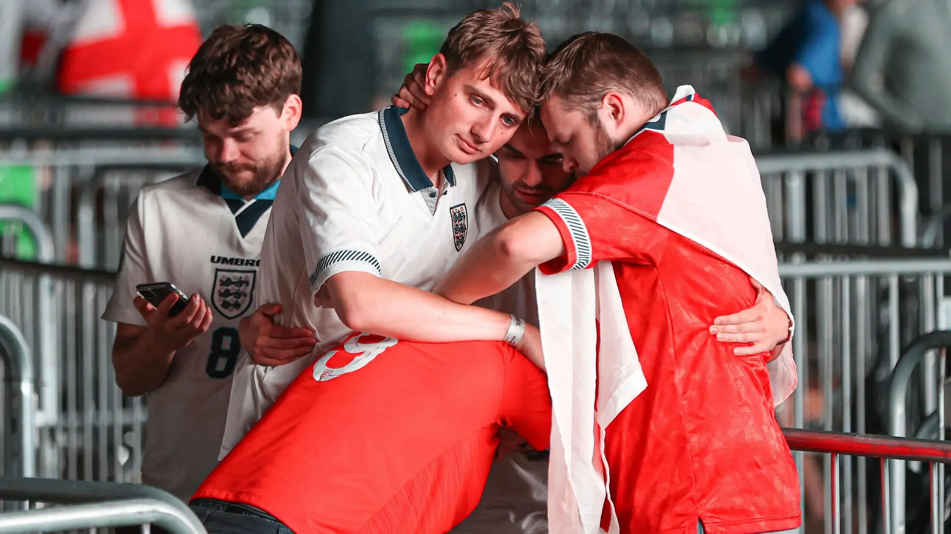 Englische Fans trösteten sich gegenseitig.