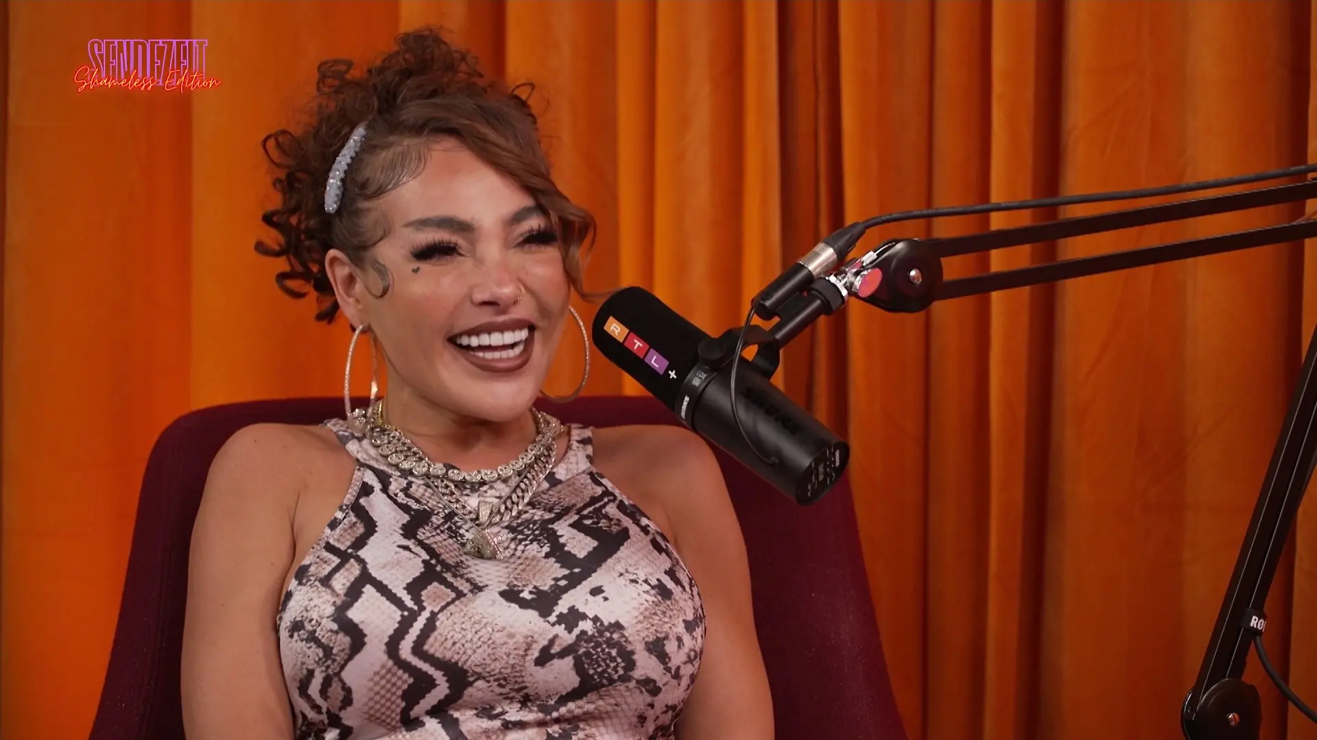 Laura Morante zu Gast in Nuras Sendezeit-Podcast. 