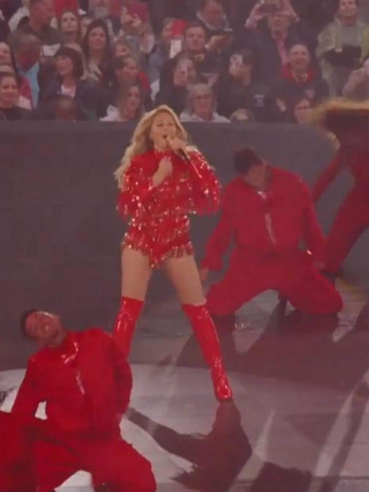 Bild zu: "Helene Fischer schwebt ins Stadion! So GIGANTISCH läuft ihre Mega-Show"