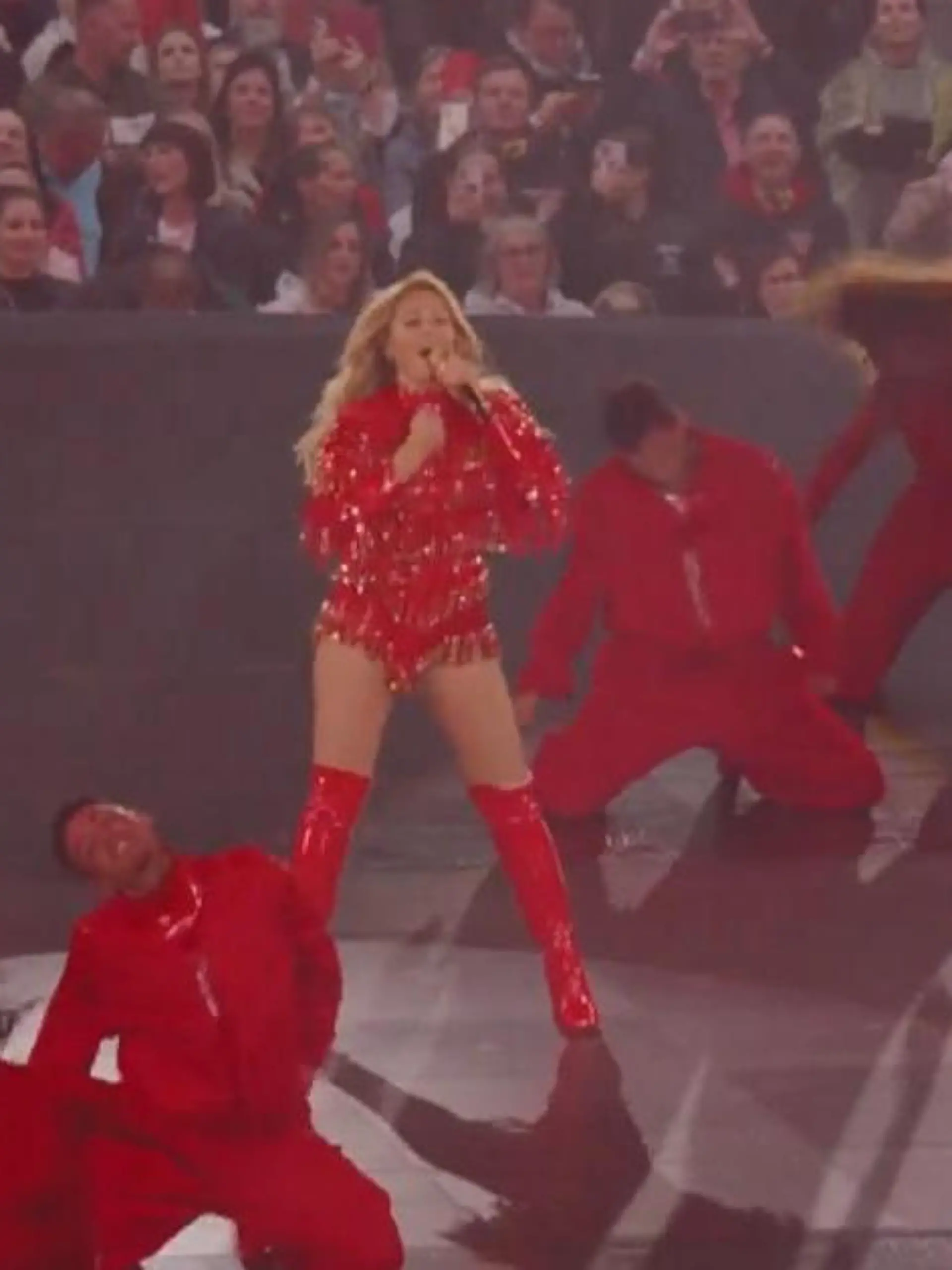 Bild zu: "Helene Fischer schwebt ins Stadion! So GIGANTISCH läuft ihre Mega-Show"