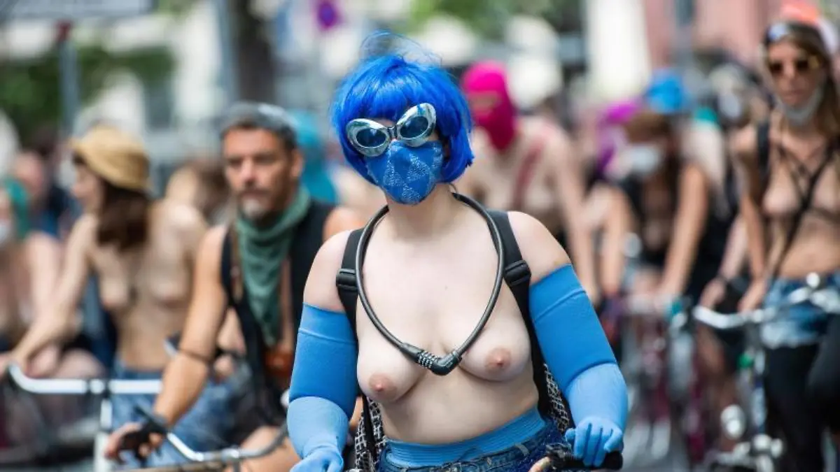 Teilnehmer einer Fahrraddemo fahren durch Berlin