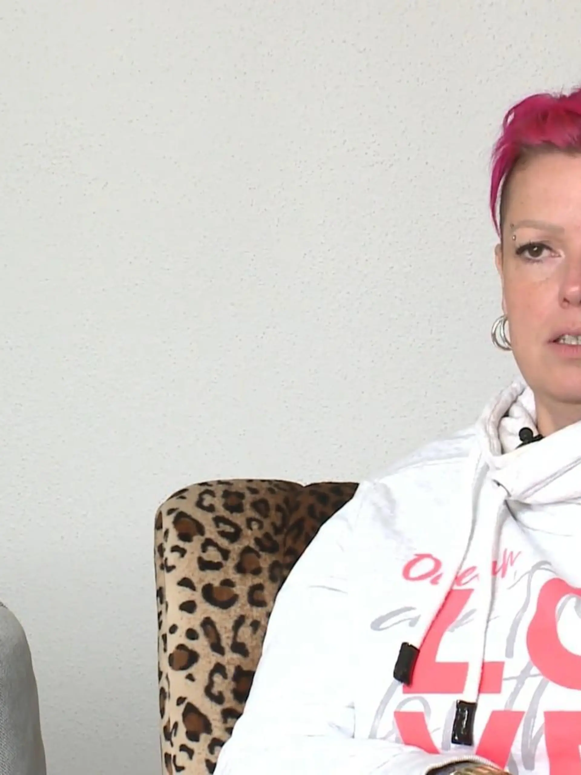 Bild zu: "Berdon entpuppt sich als Ganove und raubt Janine aus"