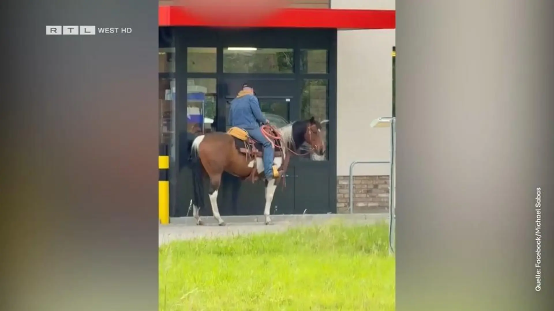 Pferd im Drive-In einer Fastfood-Filiale in Selm Ross und Reiter sorgen für Aufsehen