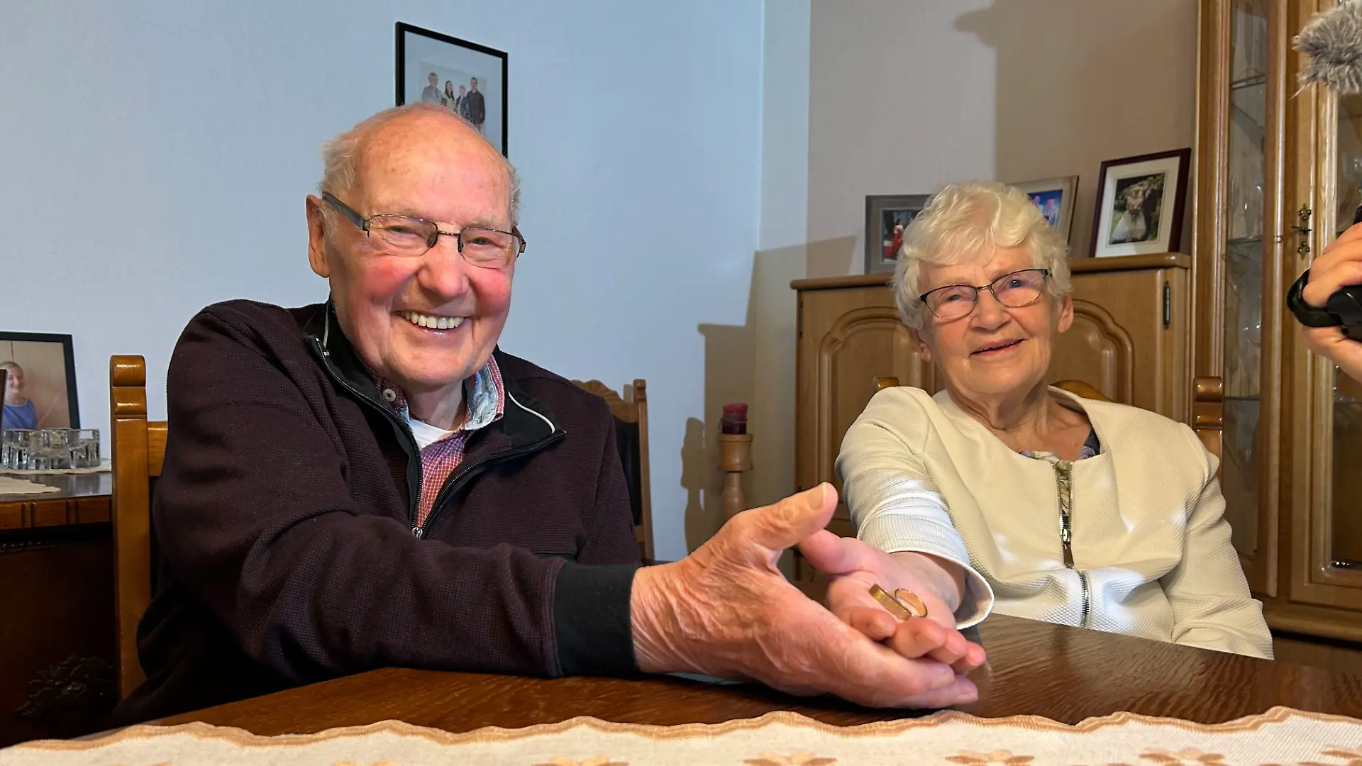 Frauke und Herbert Plähn freuen sich über den gefundenen Ring-Schatz