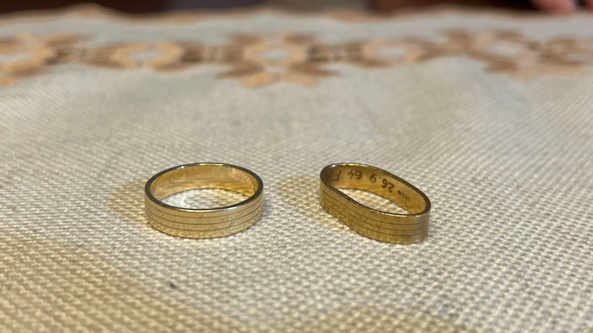 Herbert kauft damals den gleichen Ring nach. Heute hat er den verlorenen, wenn auch verbogenen, Ring zurück