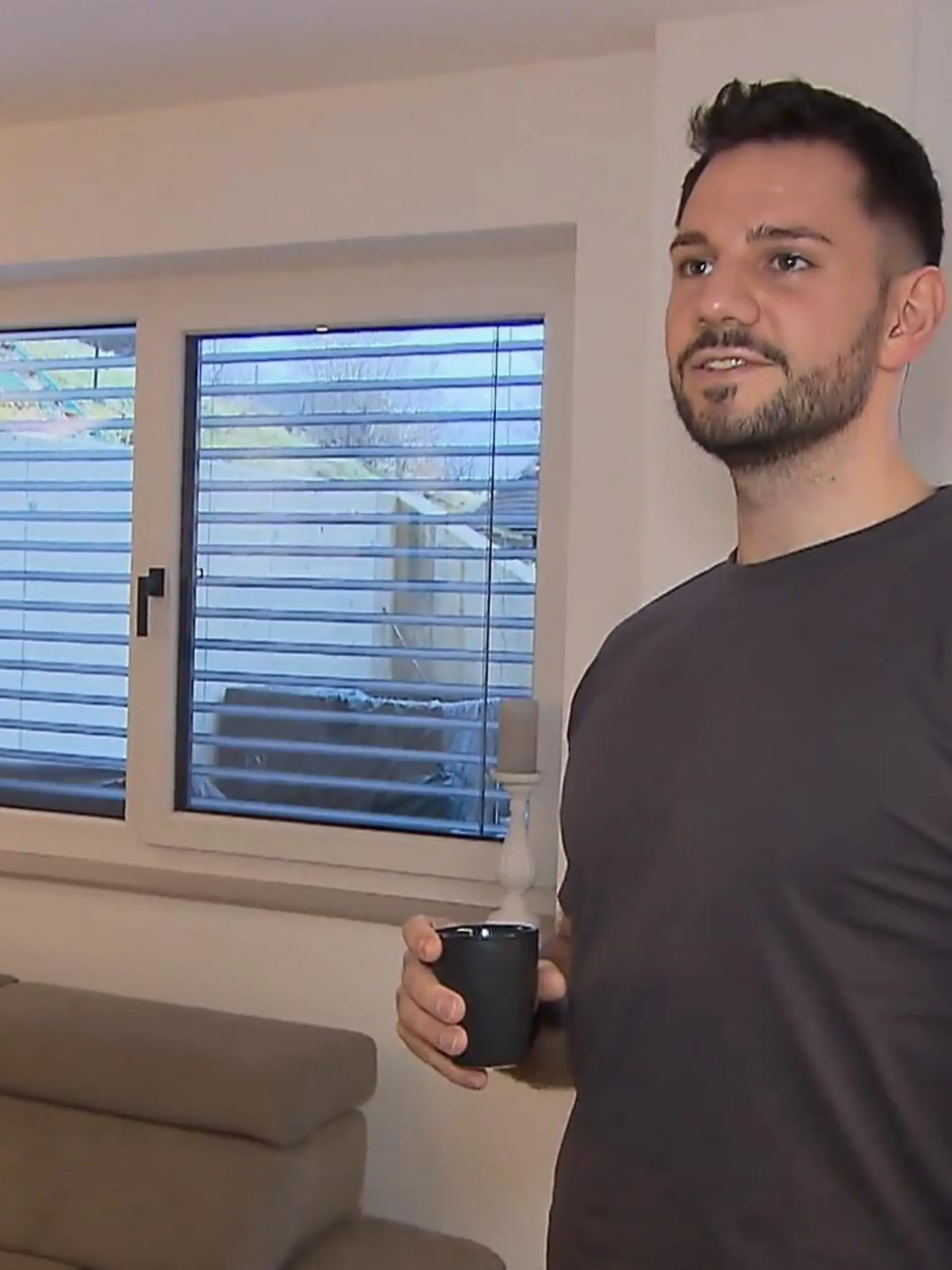Bild zu: "Bei Dominik hängen merkwürdige Dinge im Haus"