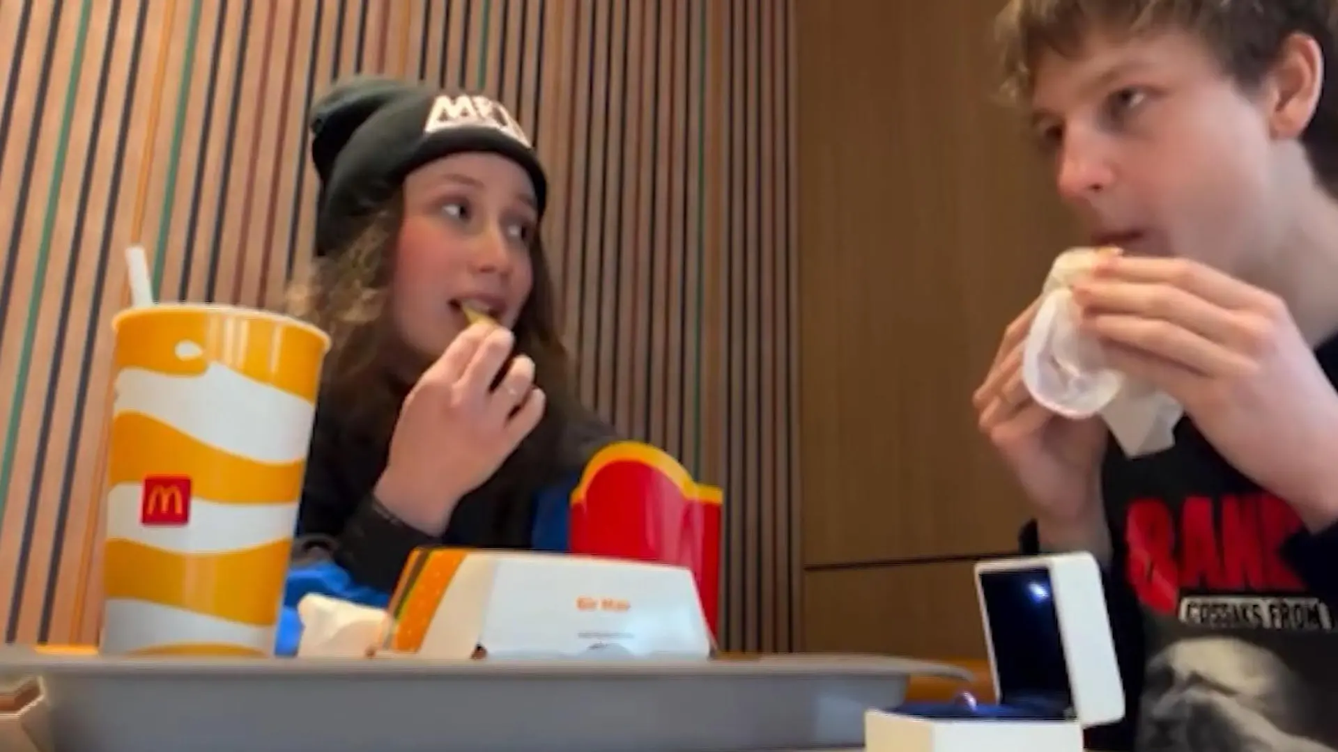 Antrag im McDonald’s! Ring direkt vor ihrer Nase – und sie checkt's nicht Zwischen Pommes und Cheeseburger