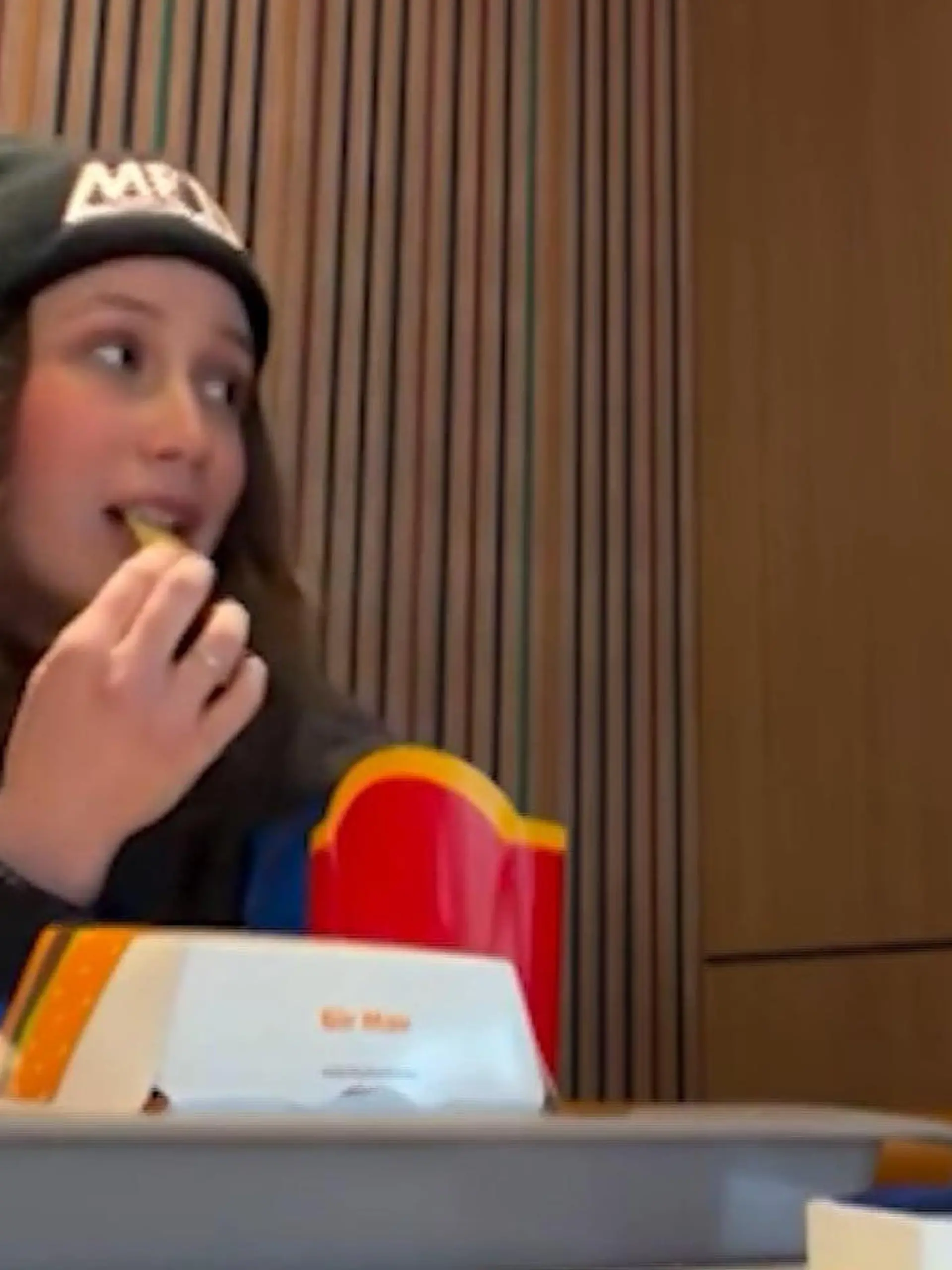 Bild zu: "Antrag im McDonald’s! Ring direkt vor ihrer Nase – und sie checkt's nicht"