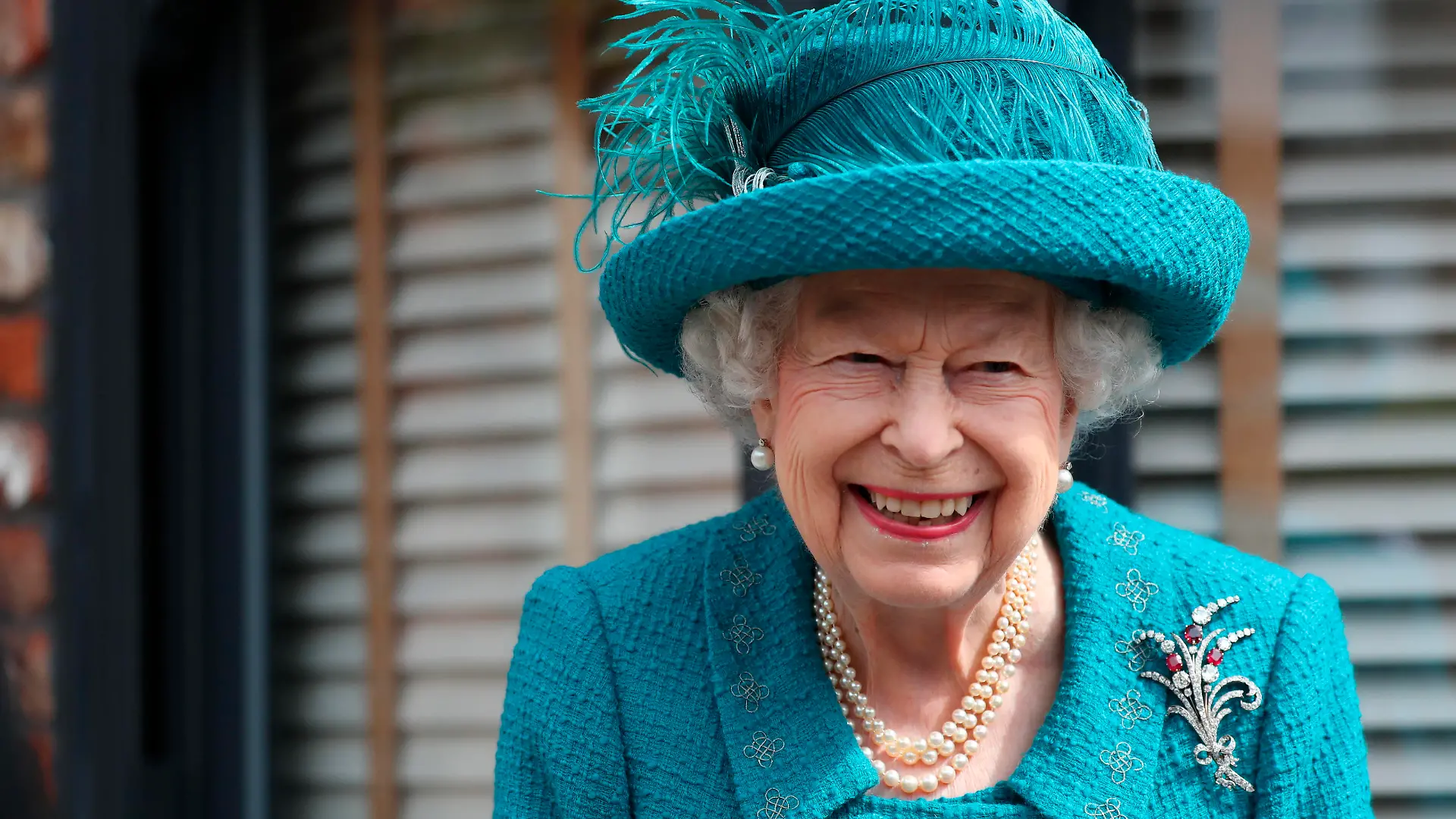 . 08/07/2021. Manchester, United Kingdom. Queen Elizabeth II during a visit to the set and studio of the long running television series Coronation Street, in Manchester, United Kingdom. PUBLICATIONxINxGERxSUIxAUTxHUNxONLY xPoolx/xi-Imagesx IIM-22379-0003 