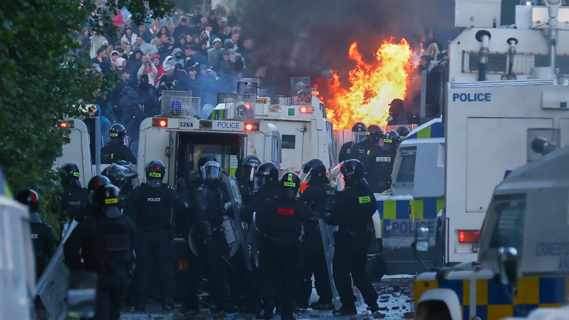 Die Polizei versucht, Demonstranten in der Nähe von Newtownabbey nach einem Messerangriff am Montagabend zu räumen. +++ dpa-Bildfunk +++