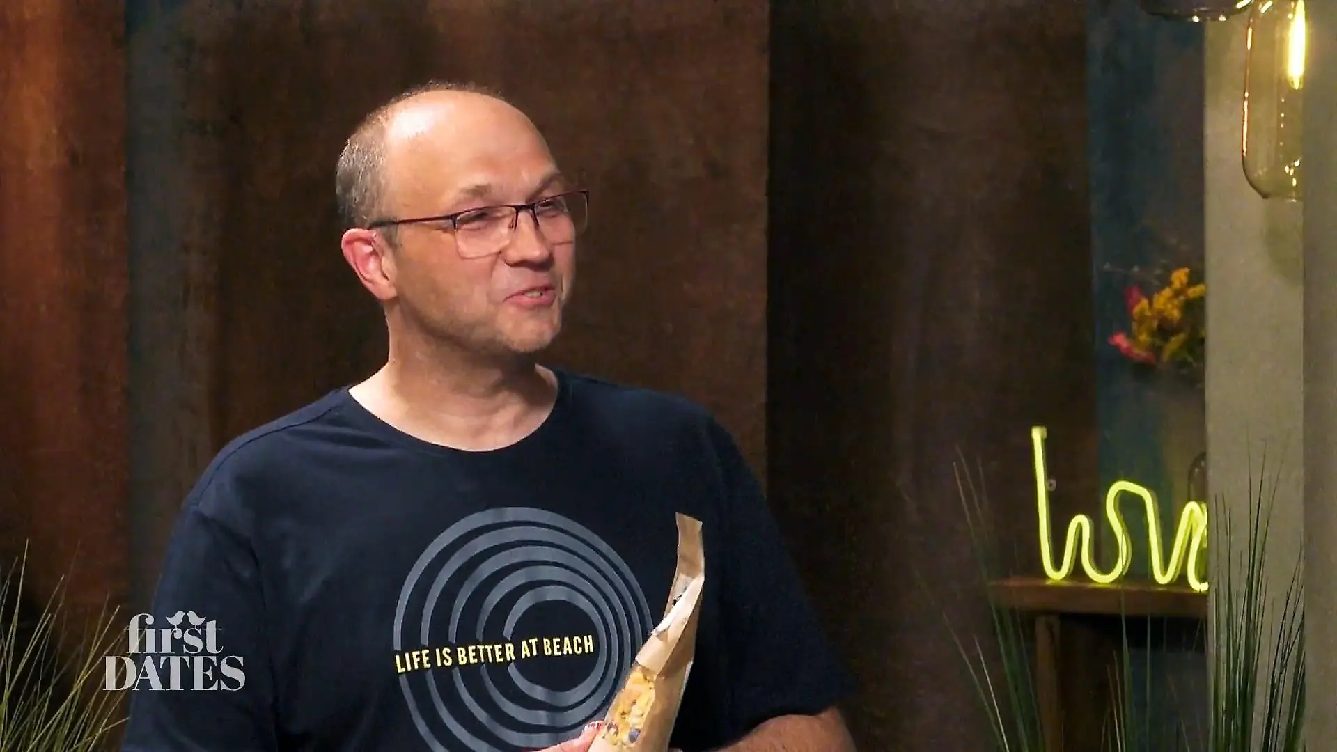 Jens schenkt Simone Müsli Einladung zum Frühstück