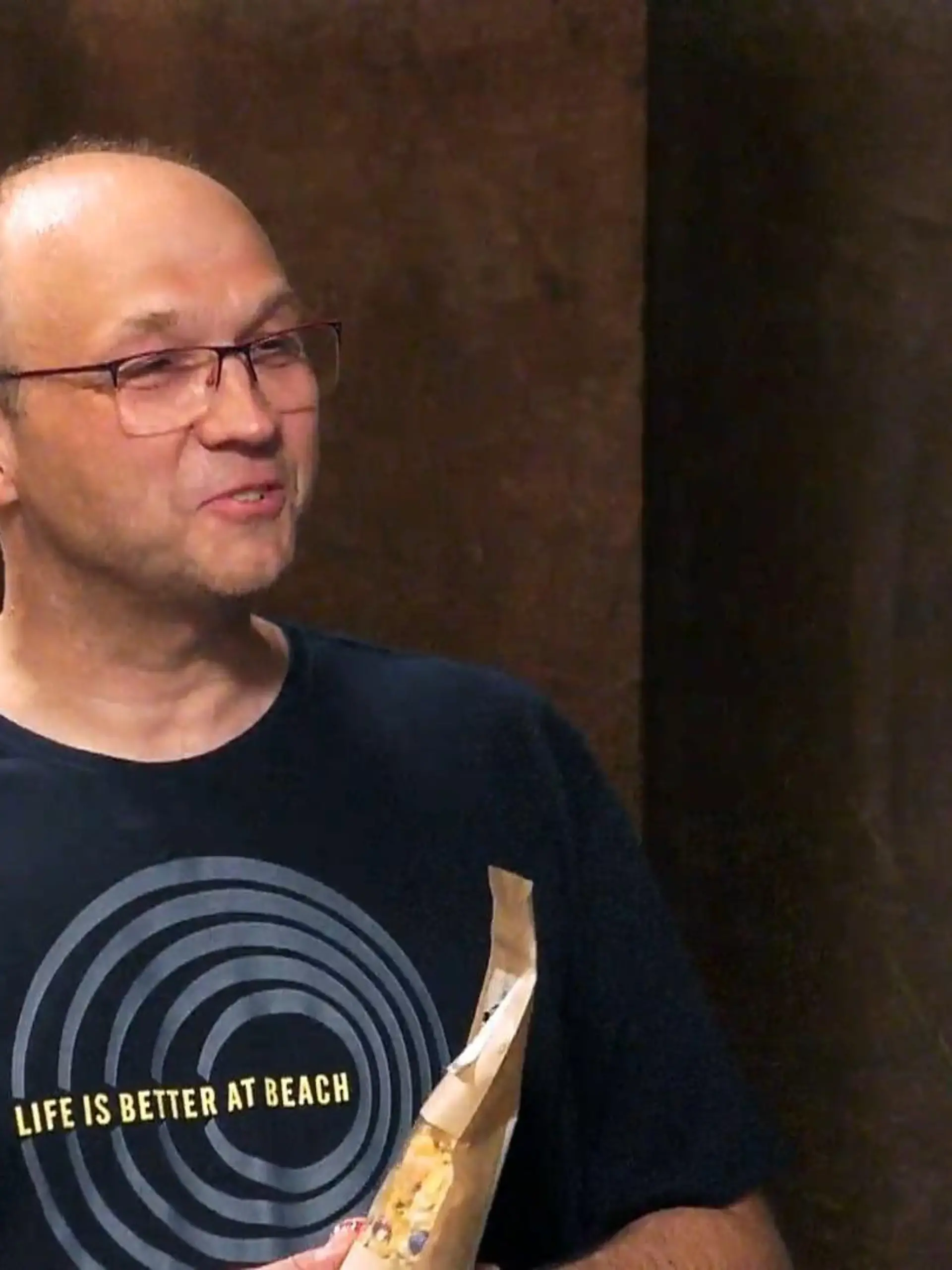 Bild zu: "Jens schenkt Simone Müsli"