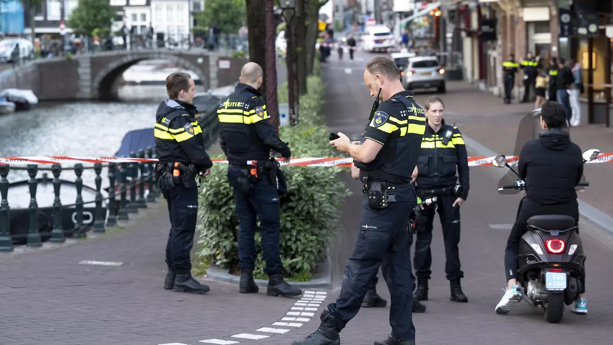 AMSTERDAM - A man was shot on Lange Leidsedwarsstraat. Several emergency services have arrived. ANP EVERT ELZINGA *** AMSTERDAM A man was shot on Lange Leidsedwarsstraat Several emergency services have arrived ANP EVERT ELZINGA PUBLICATIONxINxGERxSUIxAUTxONLY Copyright: xHollandsexHoogtex/xxANPx x433489681x