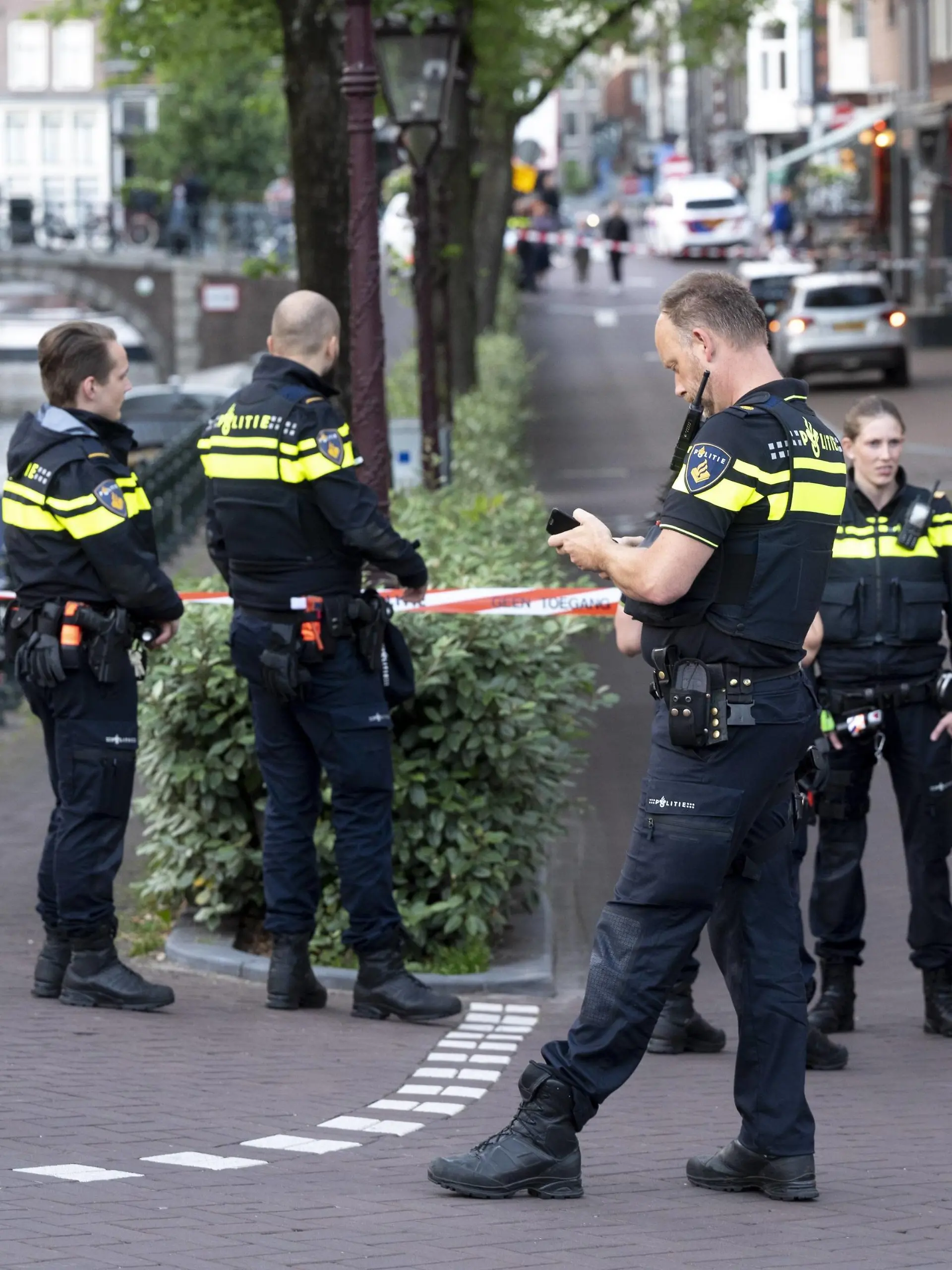  AMSTERDAM - A man was shot on Lange Leidsedwarsstraat. Several emergency services have arrived. ANP EVERT ELZINGA *** AMSTERDAM A man was shot on Lange Leidsedwarsstraat Several emergency services have arrived ANP EVERT ELZINGA PUBLICATIONxINxGERxSUIxAUTxONLY Copyright: xHollandsexHoogtex/xxANPx x433489681x