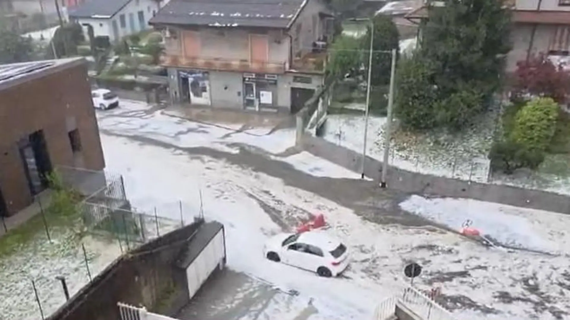 Urlaubsregion geflutet! Hagelsturm verwüstet ganze Stadt – in nur 30 Minuten Wetter-Chaos in Norditalien