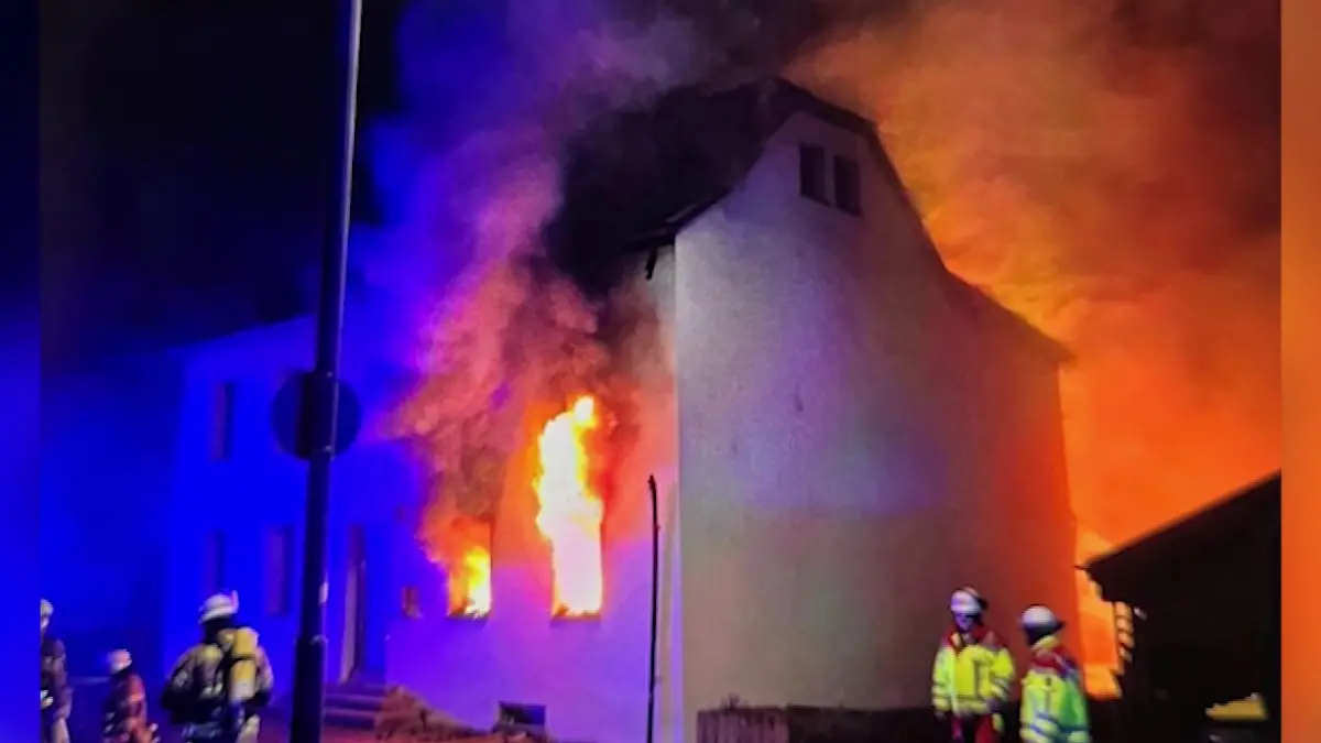 Das Haus von Familie Altunterim steht in Flammen