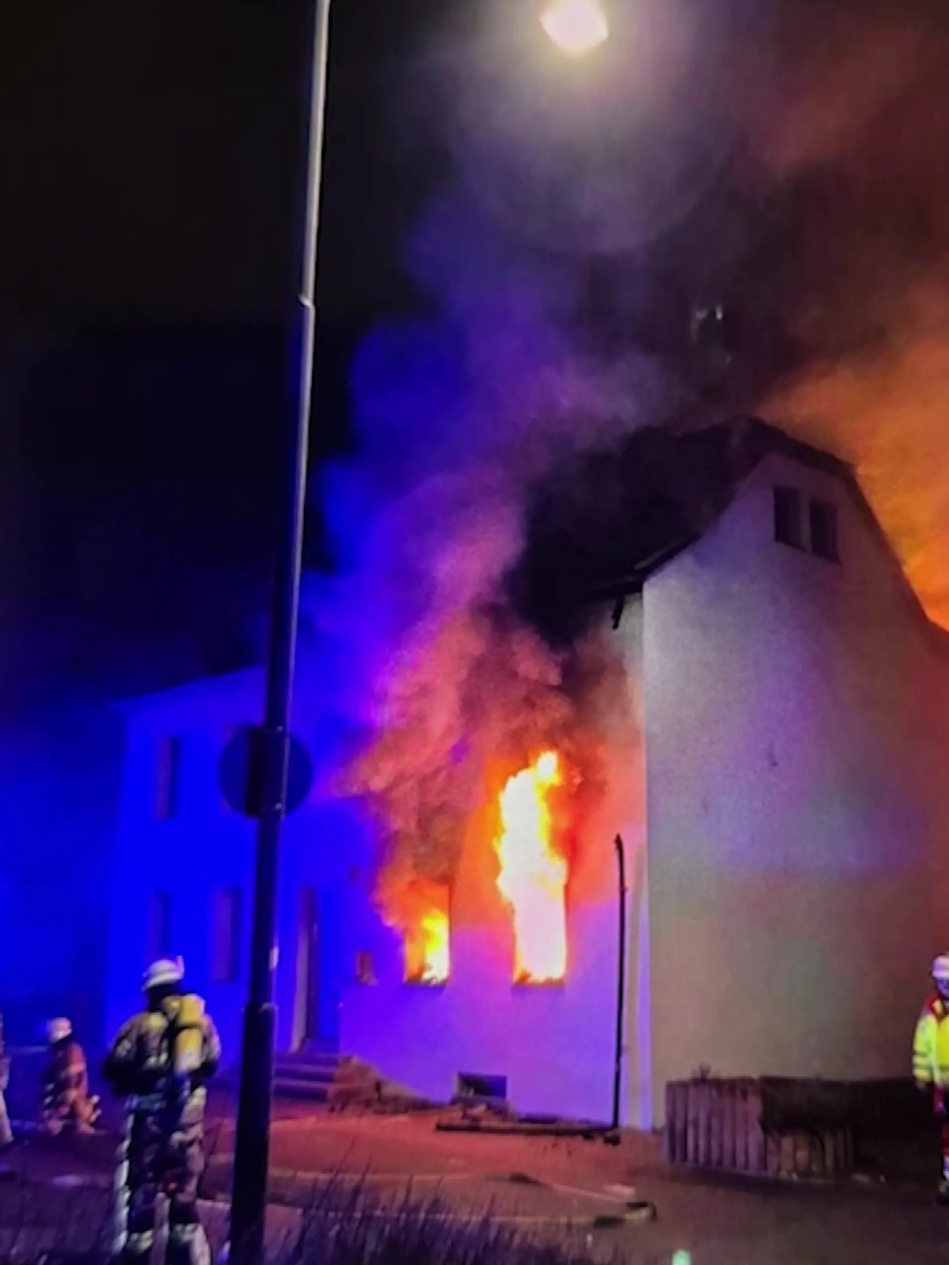 Das Haus von Familie Altunterim steht in Flammen