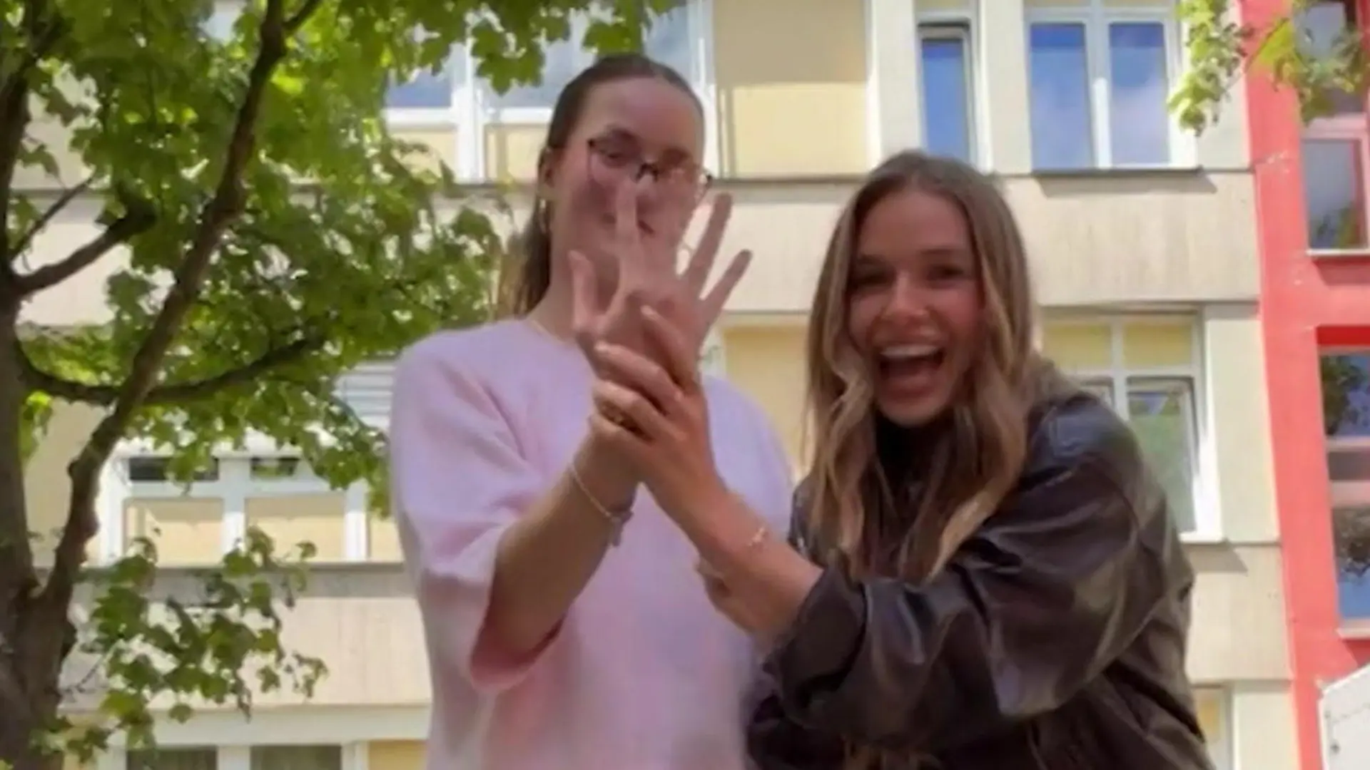 Lola Weippert steckt IHR Ring an den Finger – um das zu beweisen! Herzensangelegenheit für Moderatorin