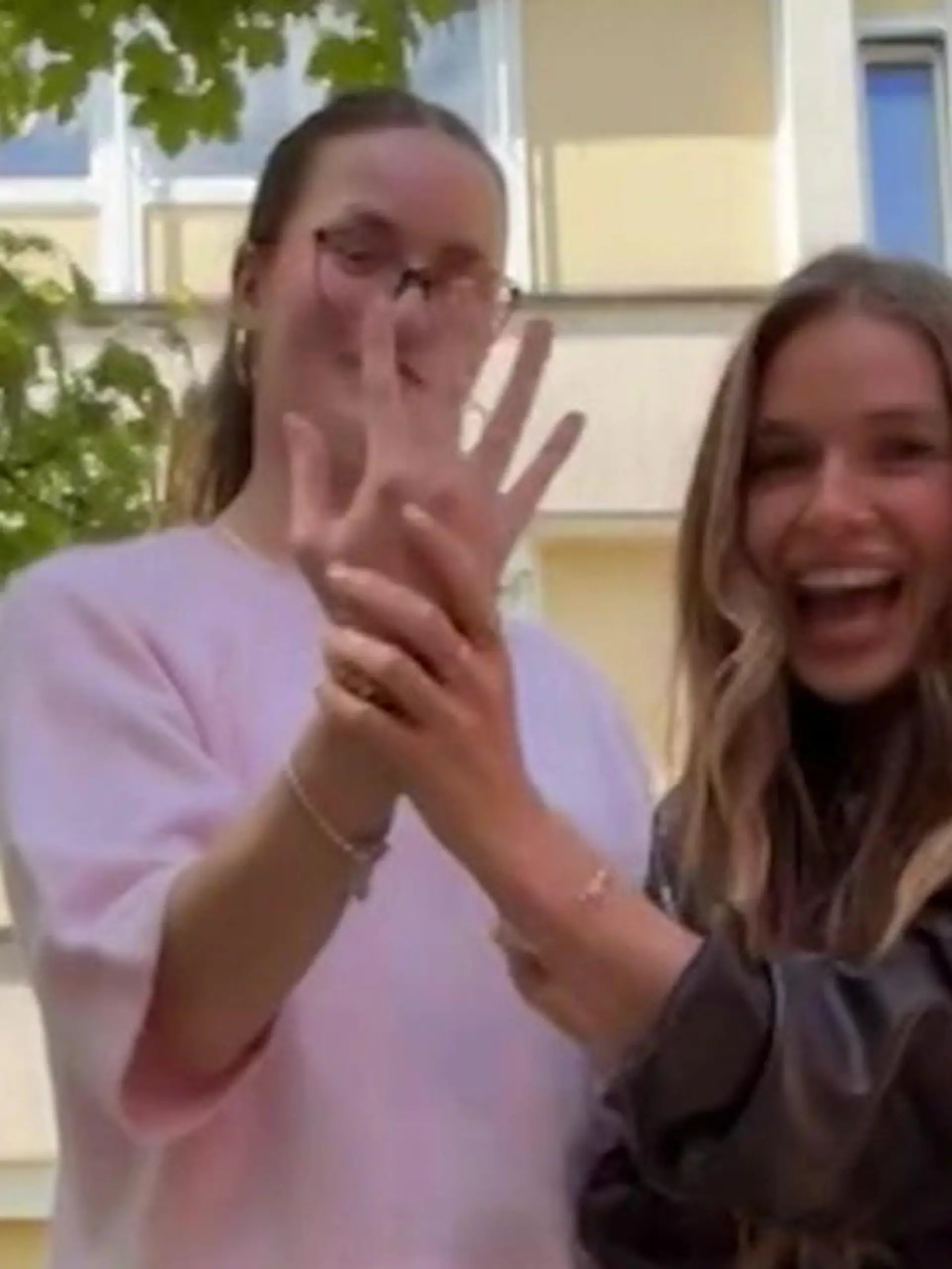 Bild zu: "Lola Weippert steckt IHR Ring an den Finger – um das zu beweisen!"