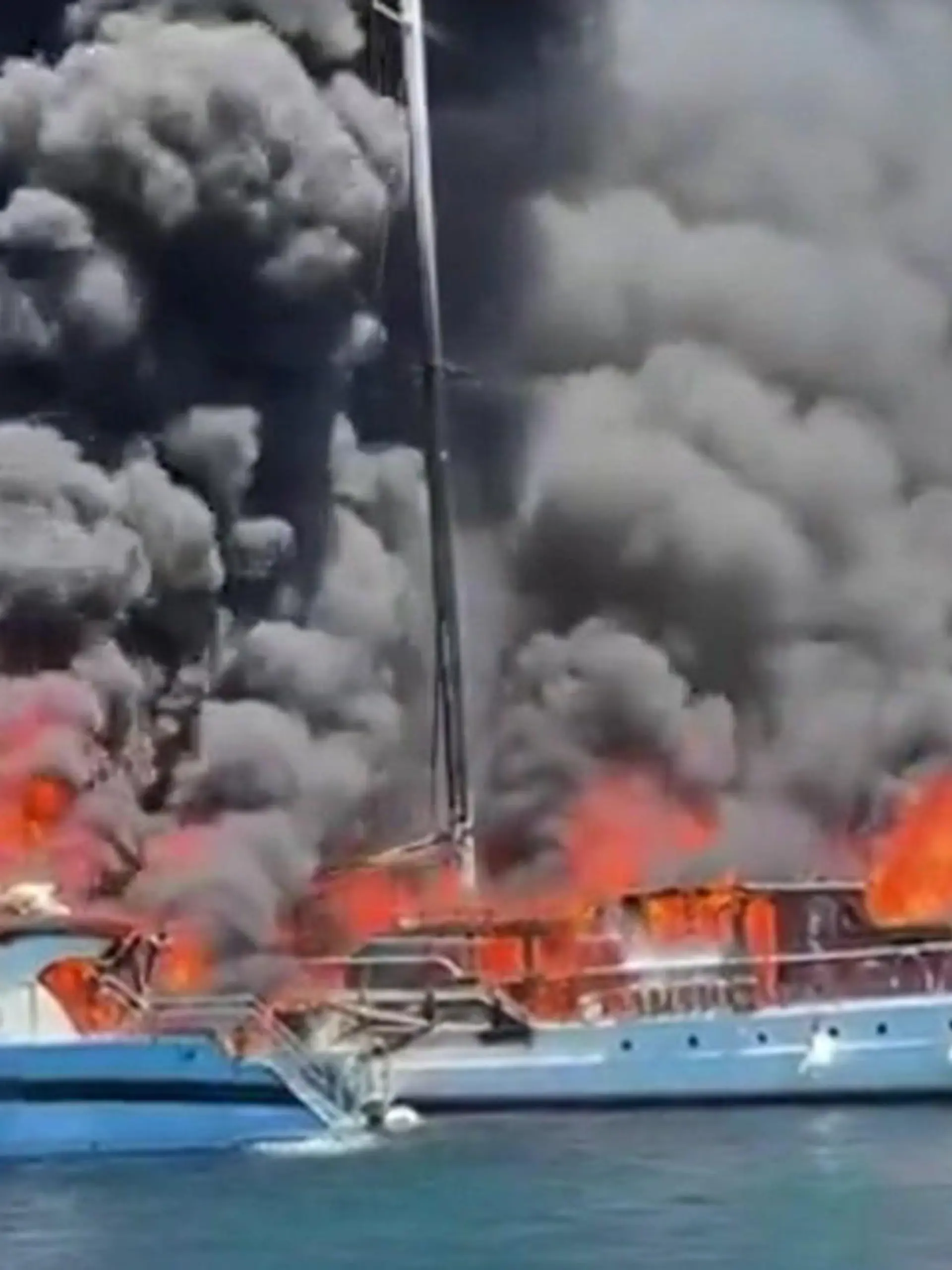 Bild zu: "Drama auf Urlaubsinsel! Touri-Segelschiff fängt plötzlich Feuer"