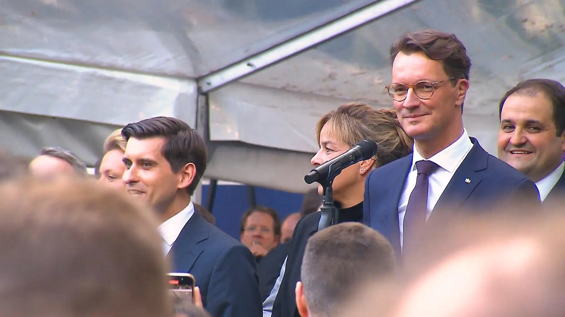 Wüst beim NRW-Sommerfest in Berlin Bratwurst und Kanzler-Gerüchte