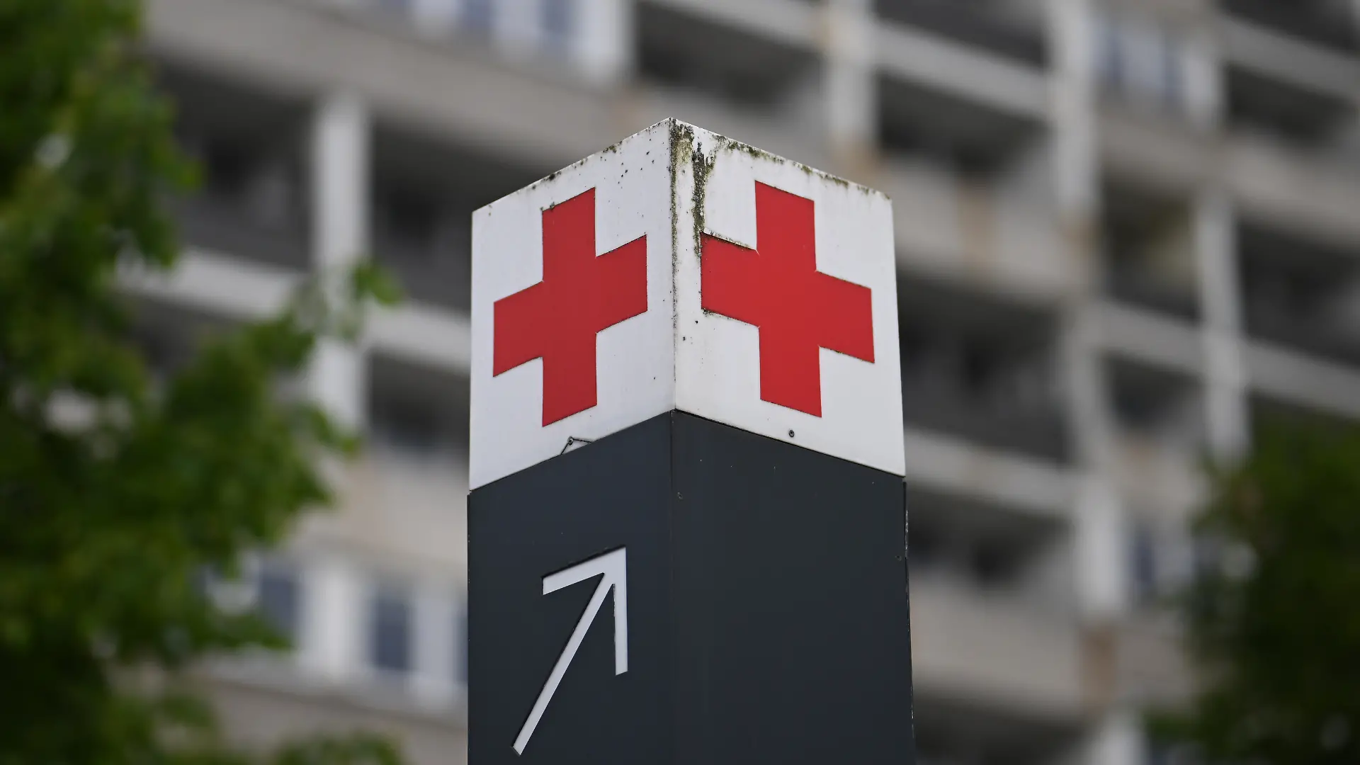 Schilder weisen den Weg zur Notaufnahme eines Krankenhauses in der Region Hannover (Symbolbild). Der 130. Deutsche Ärztetag findet in Hannover statt.