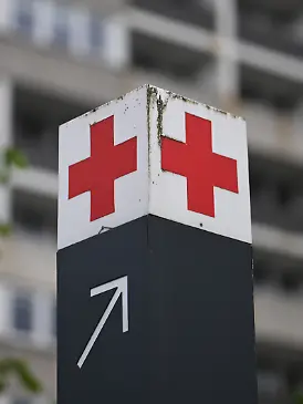 Schilder weisen den Weg zur Notaufnahme eines Krankenhauses in der Region Hannover (Symbolbild). Der 130. Deutsche Ärztetag findet in Hannover statt.