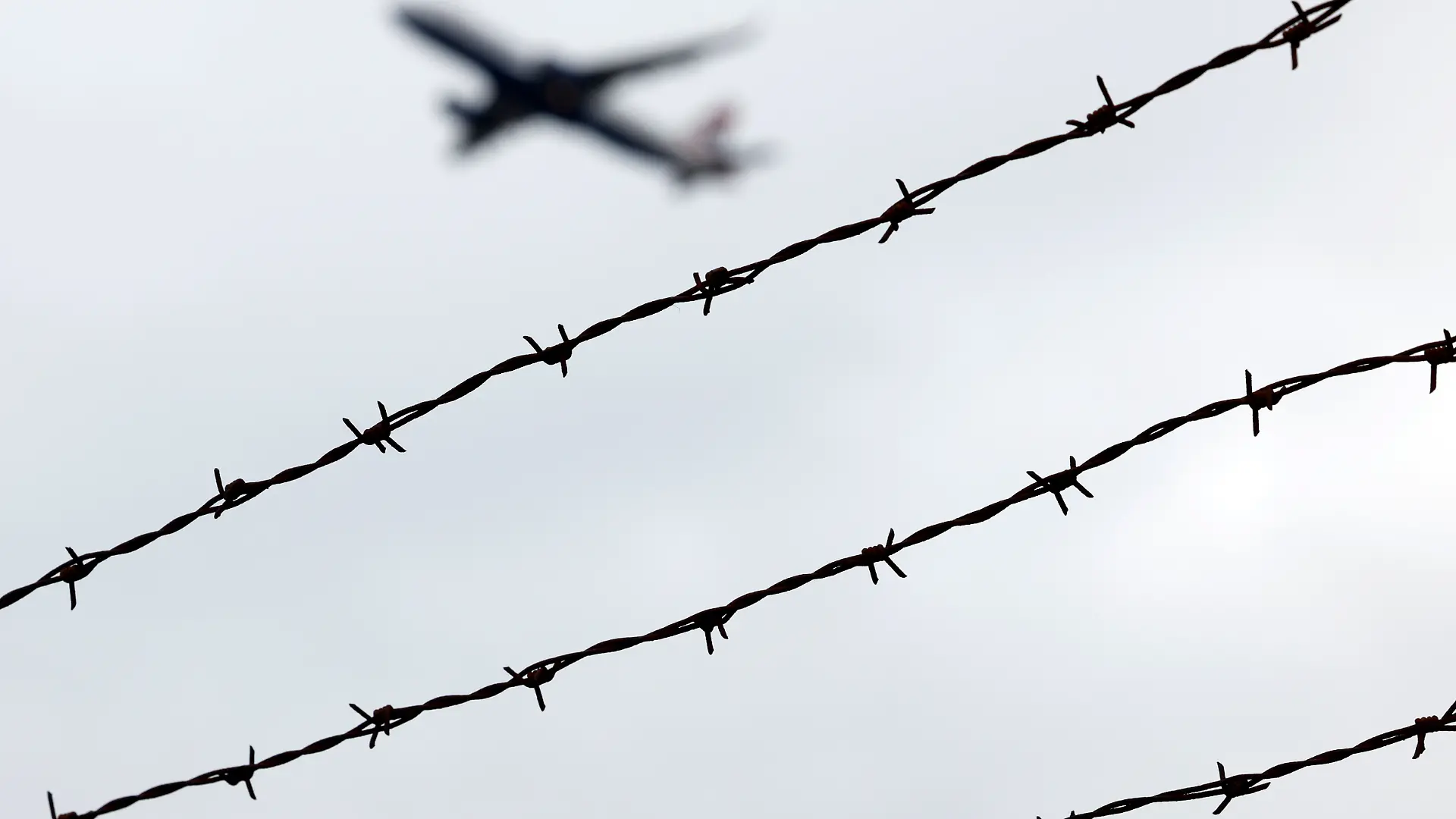 Ein Flugzeug startet am Flughafen Köln Bonn gesehen durch Stacheldraht außerhalb des Rollfelds. Der Begriff der Remigration hat im Wahlkampf für heftige Debatten gesorgt. (Themenbild, Symbolbild) Köln, 16.02.2025
