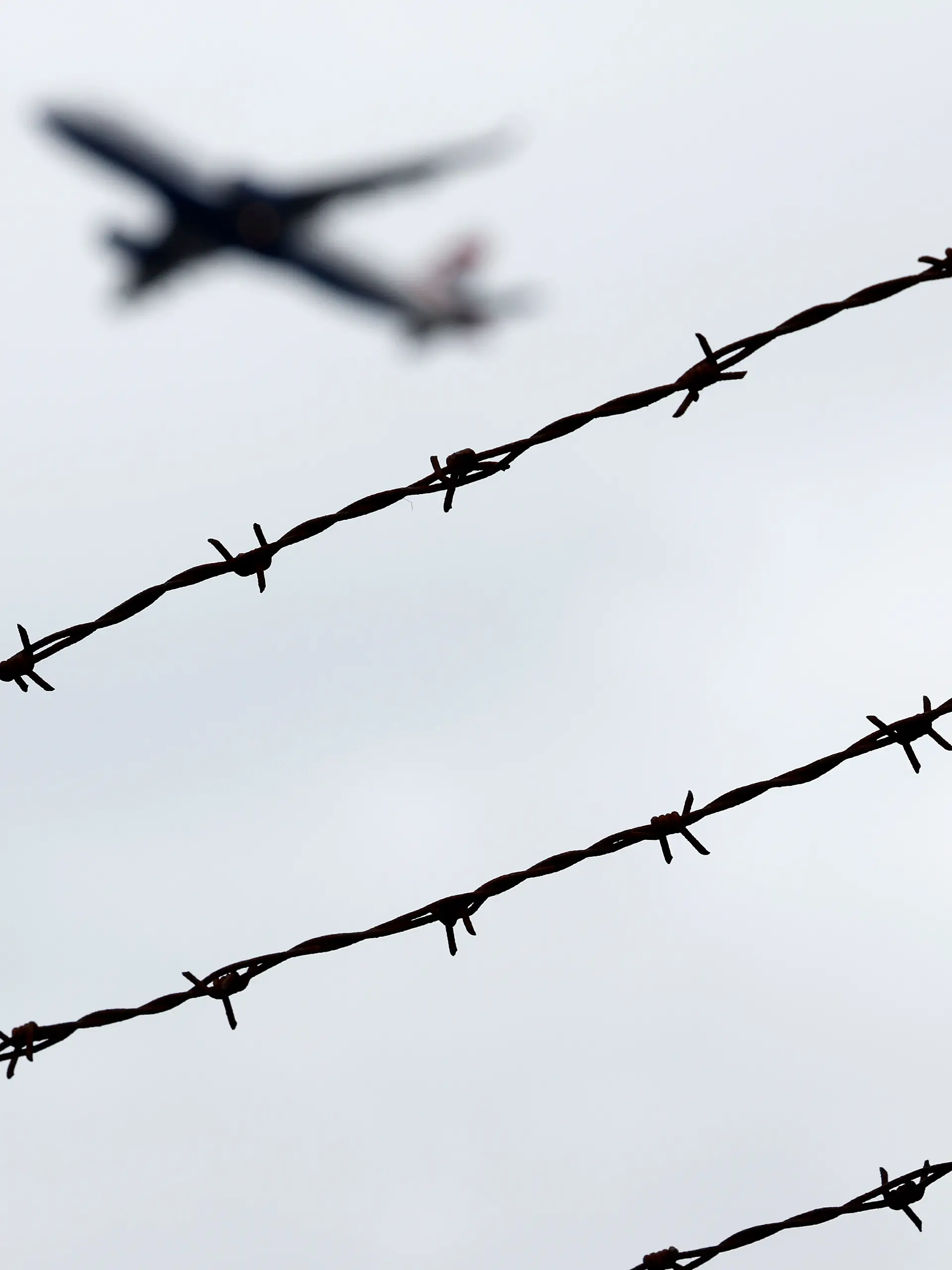 Ein Flugzeug startet am Flughafen Köln Bonn gesehen durch Stacheldraht außerhalb des Rollfelds. Der Begriff der Remigration hat im Wahlkampf für heftige Debatten gesorgt. (Themenbild, Symbolbild) Köln, 16.02.2025