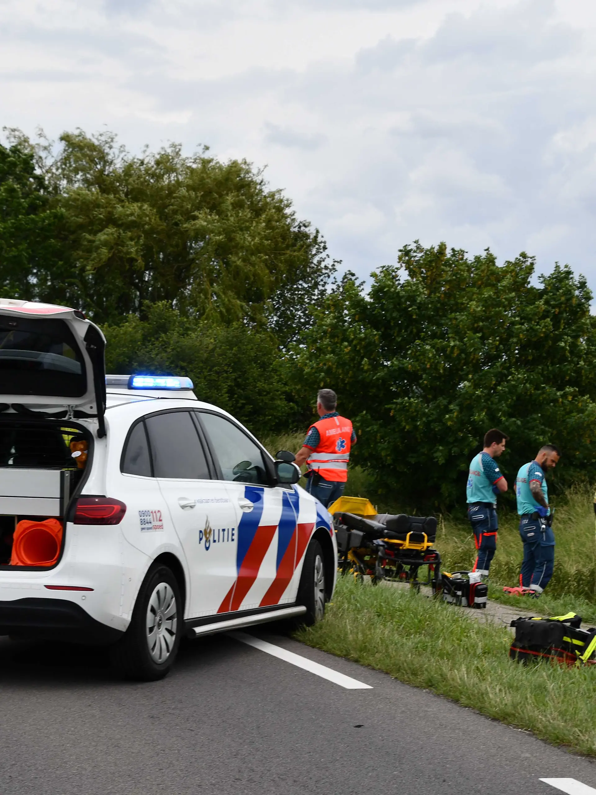 2026-06-11 13:13:16 VOGELWAARDE Rettungskräfte sind am Unfallort auf der N290 im Einsatz. Beteiligt waren ein Auto und Radfahrer, mehrere Personen wurden verletzt. Die Polizei hat die Ermittlungen aufgenommen. PROVICOM / ANP