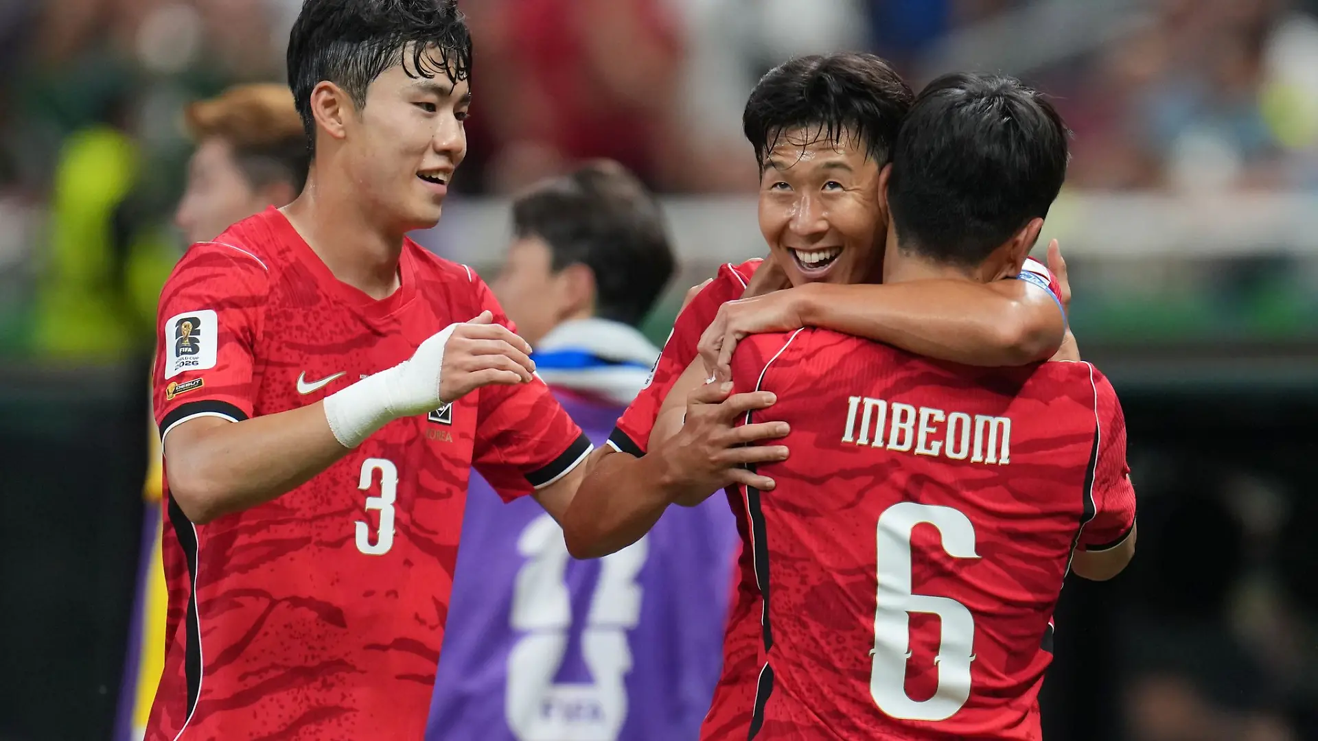Südkorea um Superstar Heung-Min Son (2.v.r) jubelte über den Auftaktsieg nach 0:1-Rückstand.